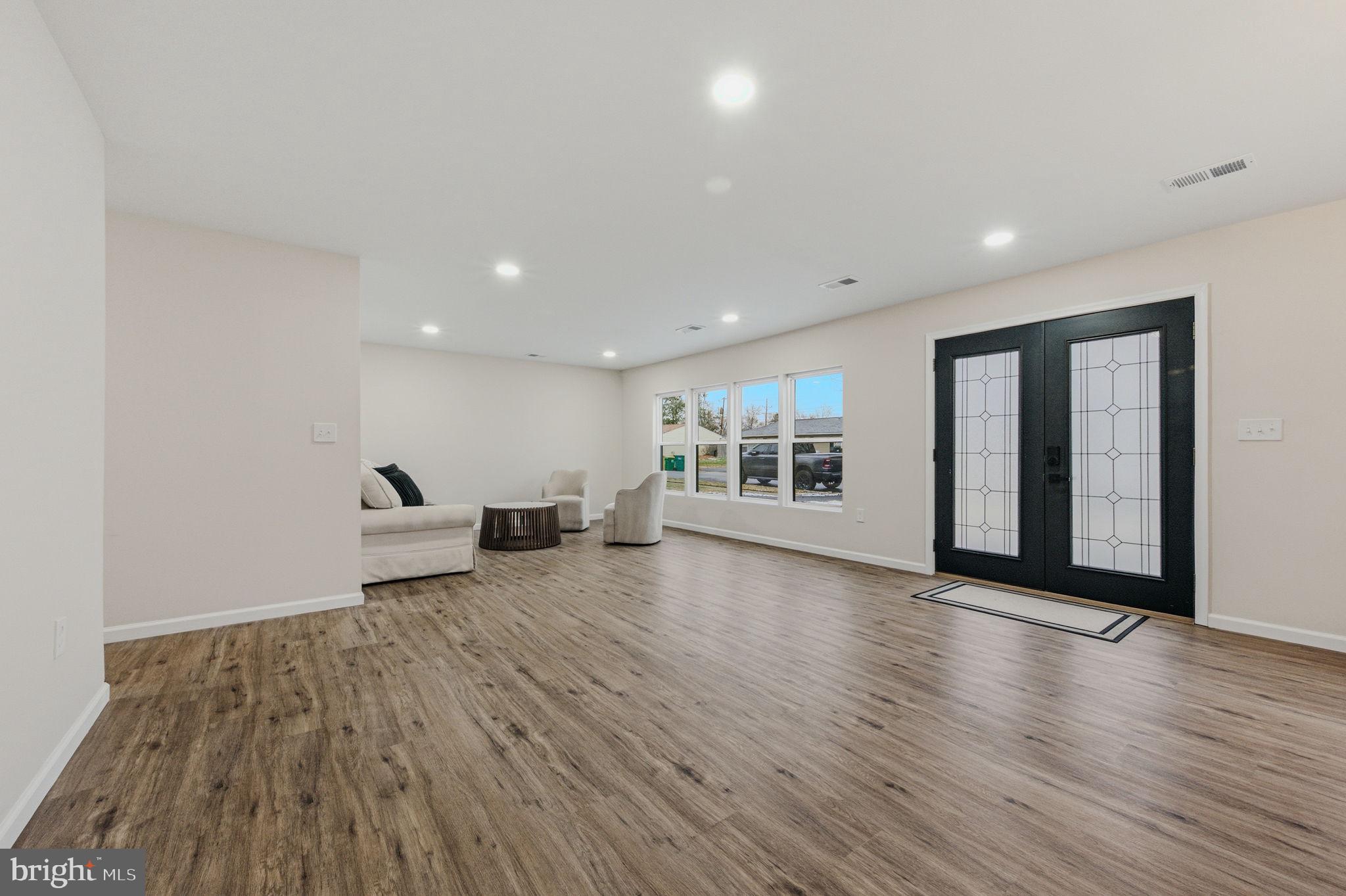 48 CHIPPENDALE CIRCLE