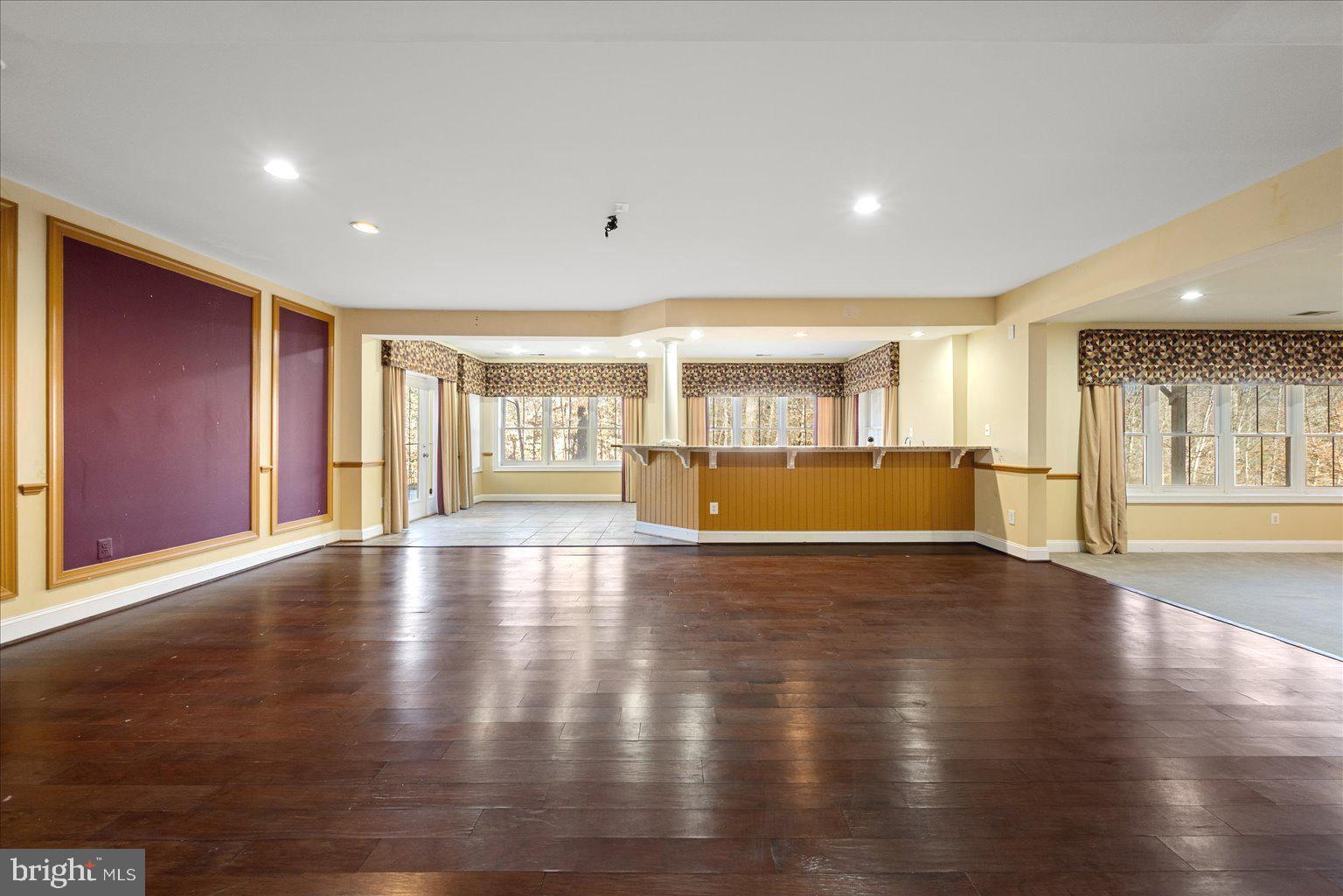 STONEWALL MANOR - Residential