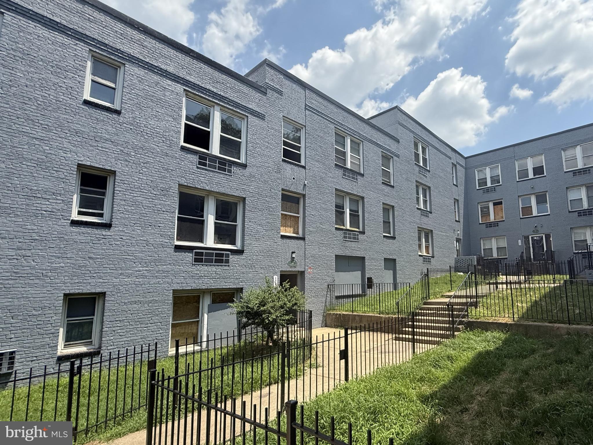 DEANWOOD - Commercial Sale
