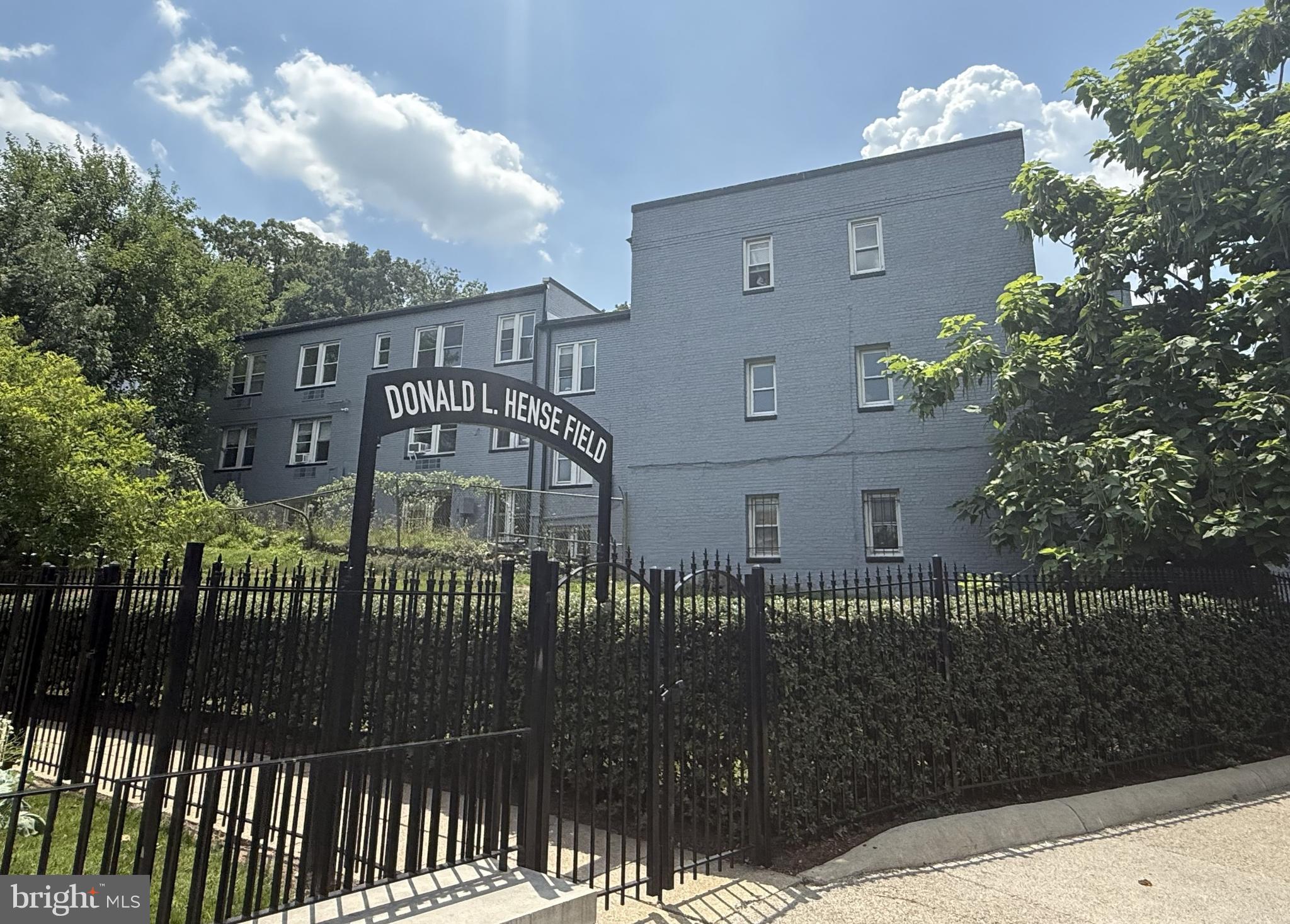 DEANWOOD - Commercial Sale