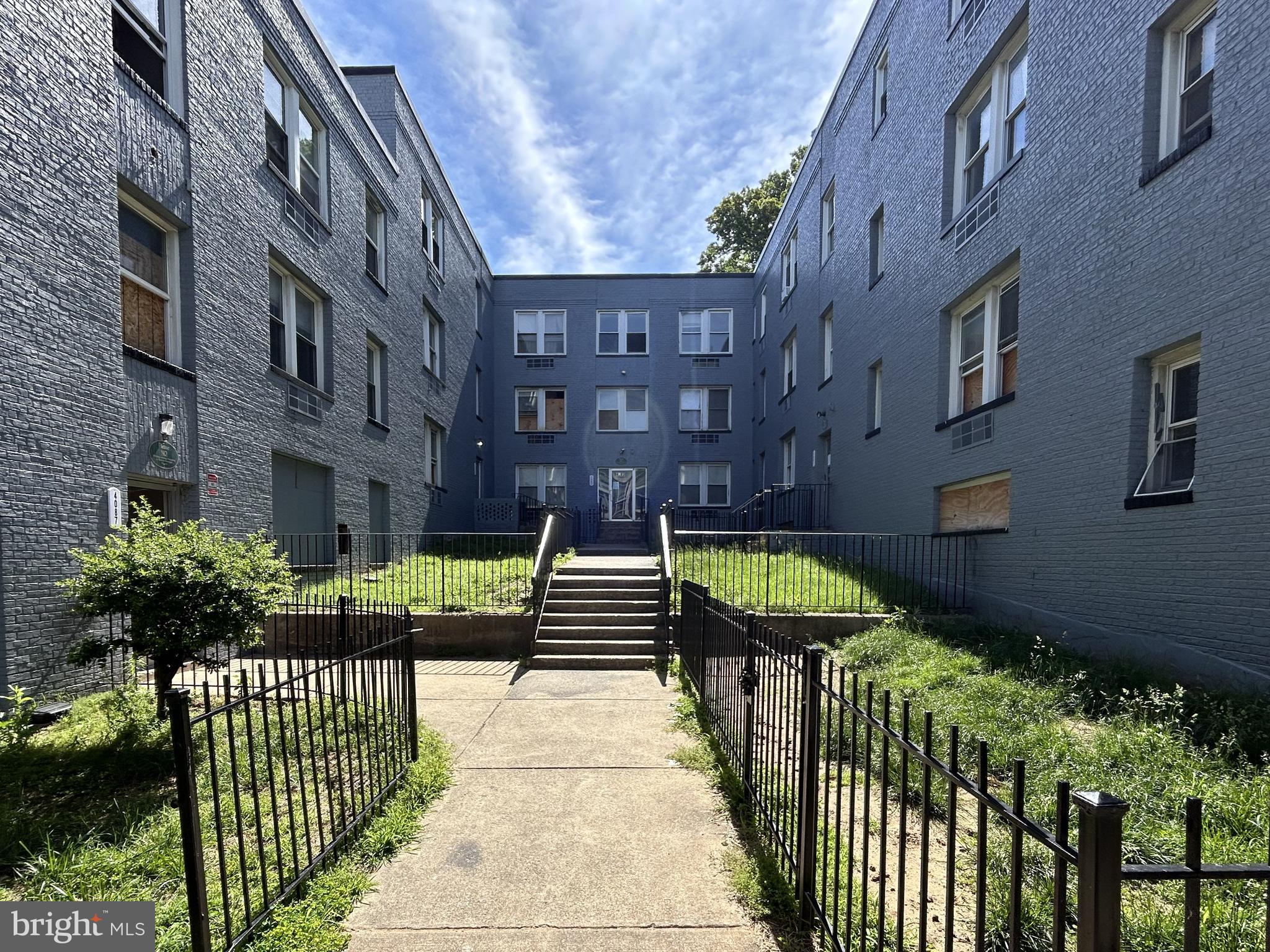 DEANWOOD - Commercial Sale