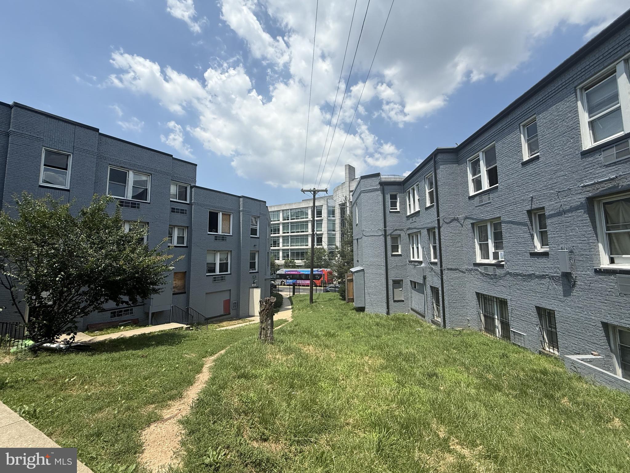 DEANWOOD - Commercial Sale