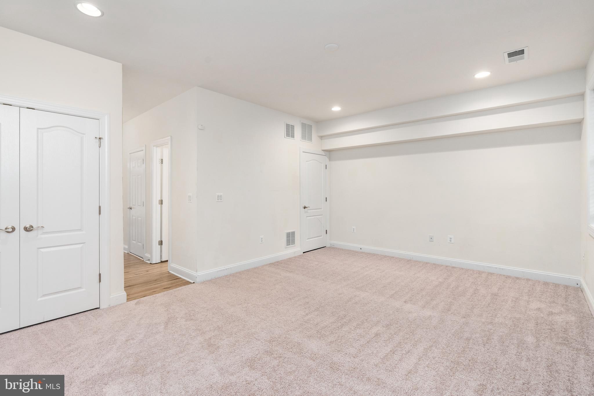 ROSELAND TOWNHOMES - Residential Lease