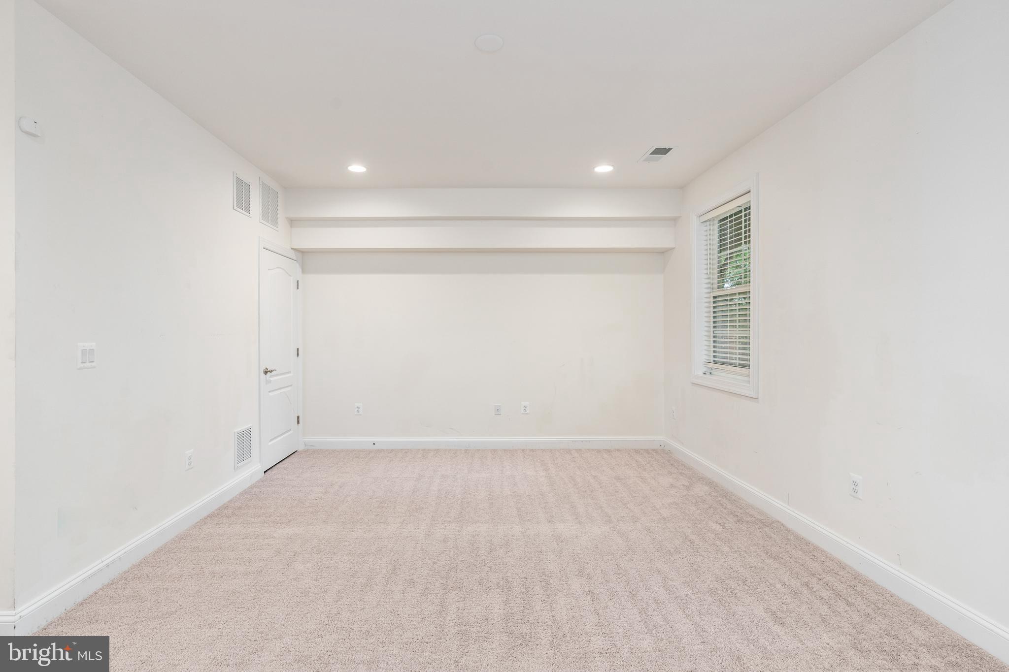 ROSELAND TOWNHOMES - Residential Lease