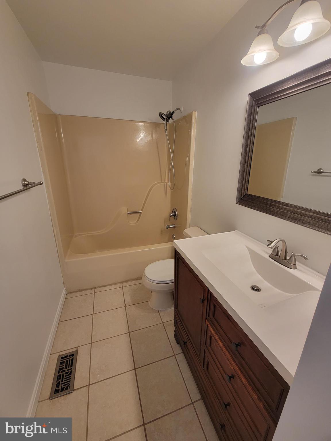 STONELEIGH SQUARE - Residential Lease