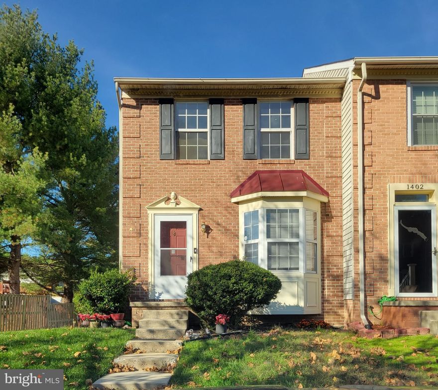 OPEN HOUSE! Friday, Nov. 11th from 10 am to 11 am.
Gorgeous end unit available for immediate occupancy in Stoneleigh Square! 4 bedrooms, 1 full and 2 half baths. Updated kitchen with stainless steel appliances and eating area. New carpet and luxury vinyl flooring throughout. Lower level walk out basement with family room, bedroom, full bath and laundry. The home is in pristine condition!