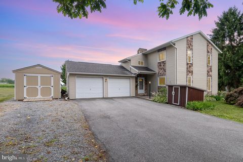 Photo of 861 Franklin Drive, MANHEIM, PA 17545 (MLS # PALA2052980)