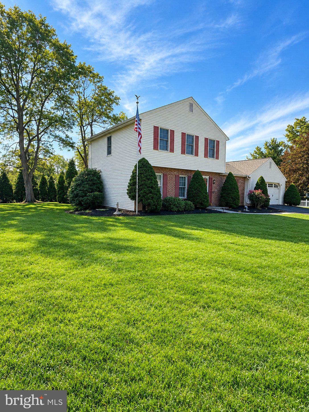 2282 FOREST HILLS DRIVE