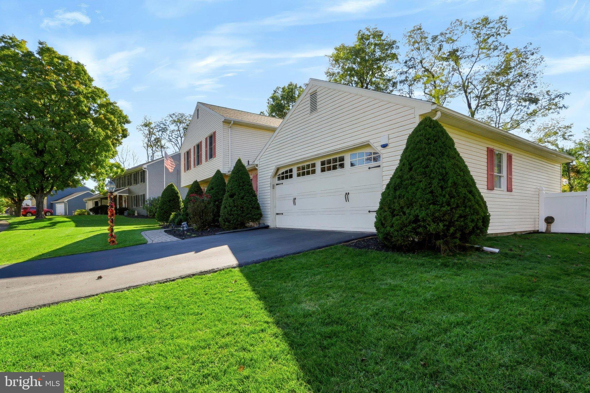 2282 FOREST HILLS DRIVE