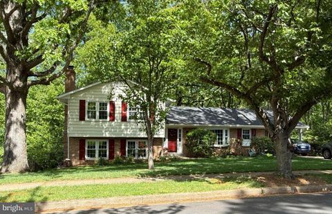 Photo of 2327 Riviera Drive, VIENNA, VA 22181 (MLS # VAFX2307868)