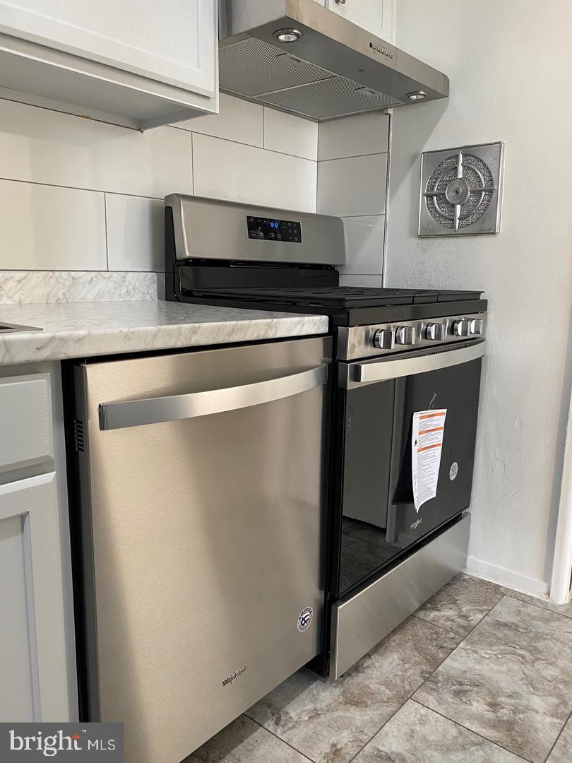 YORKTOWNE SQUARE - Residential Lease