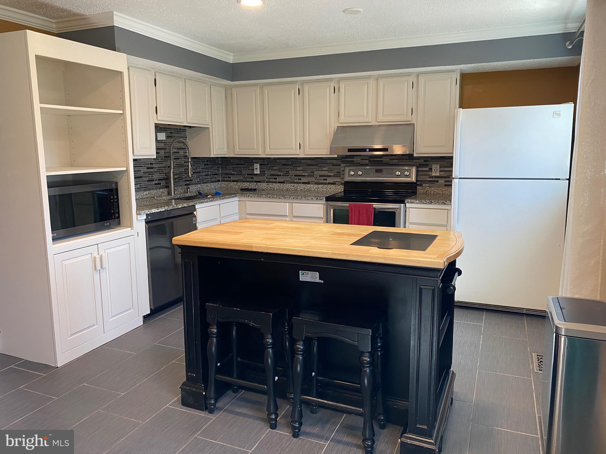 D EVEREUX WEST - Residential Lease