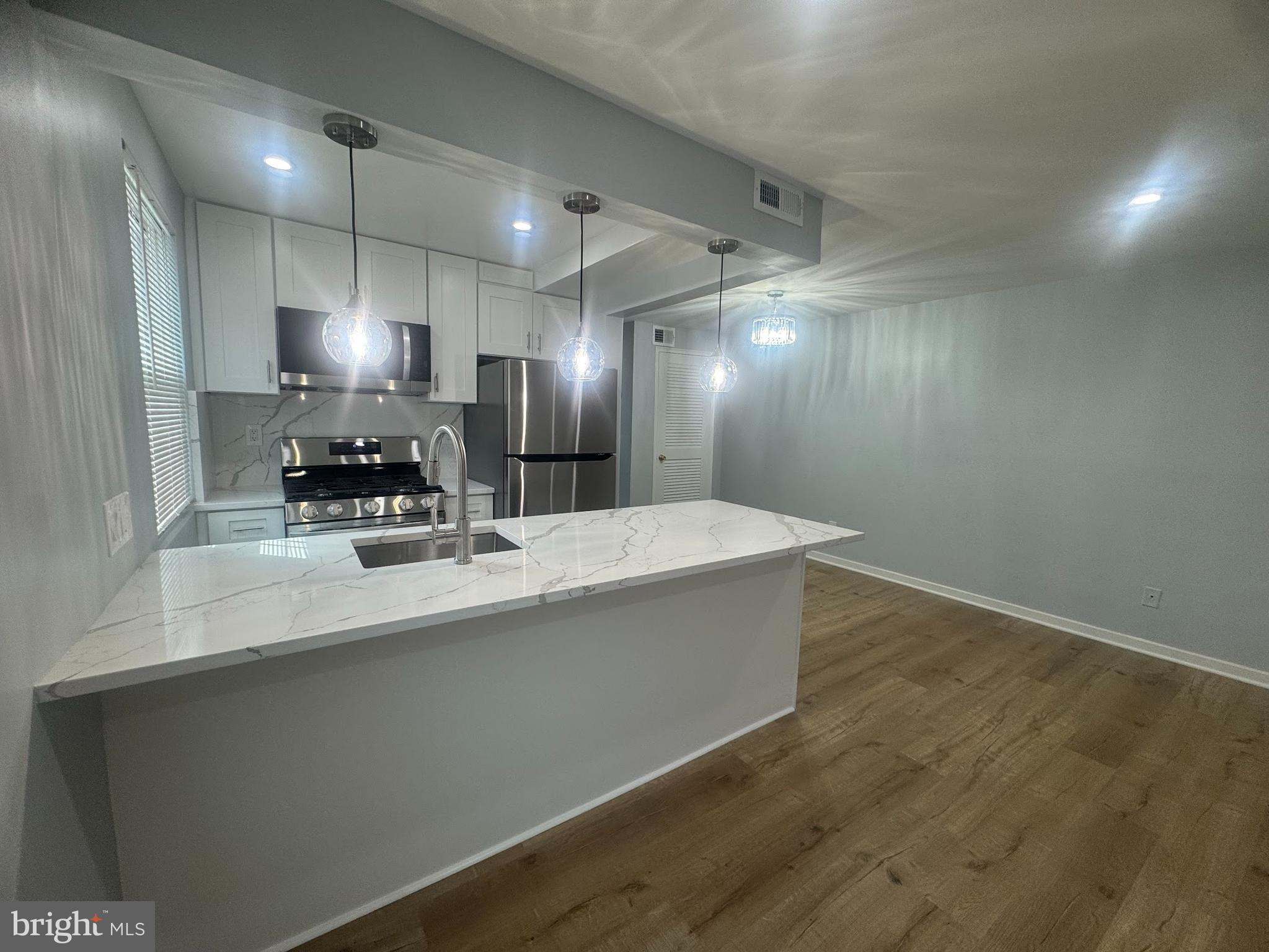 133 S COURTHOUSE ROAD 8