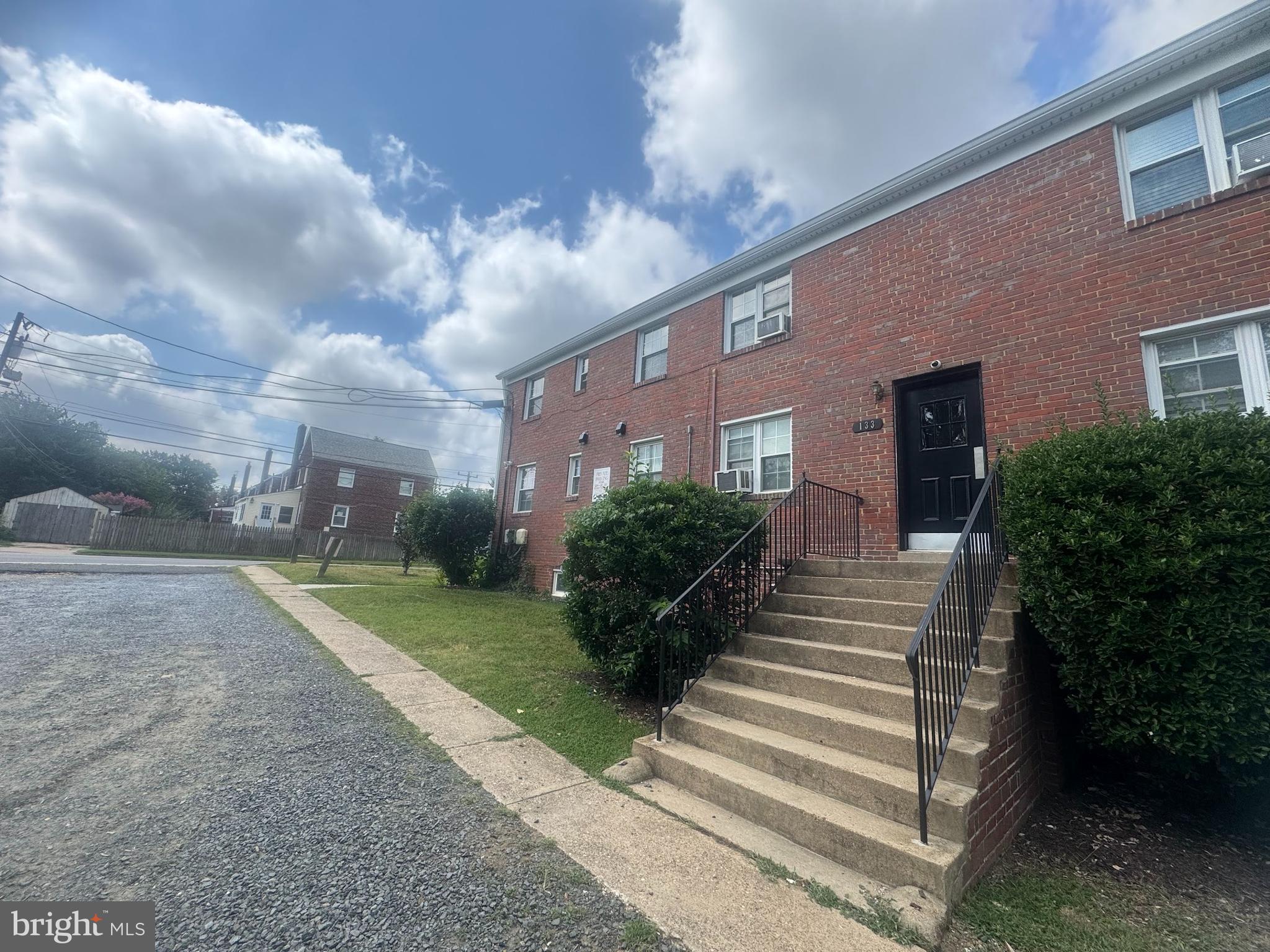133 S COURTHOUSE ROAD 8