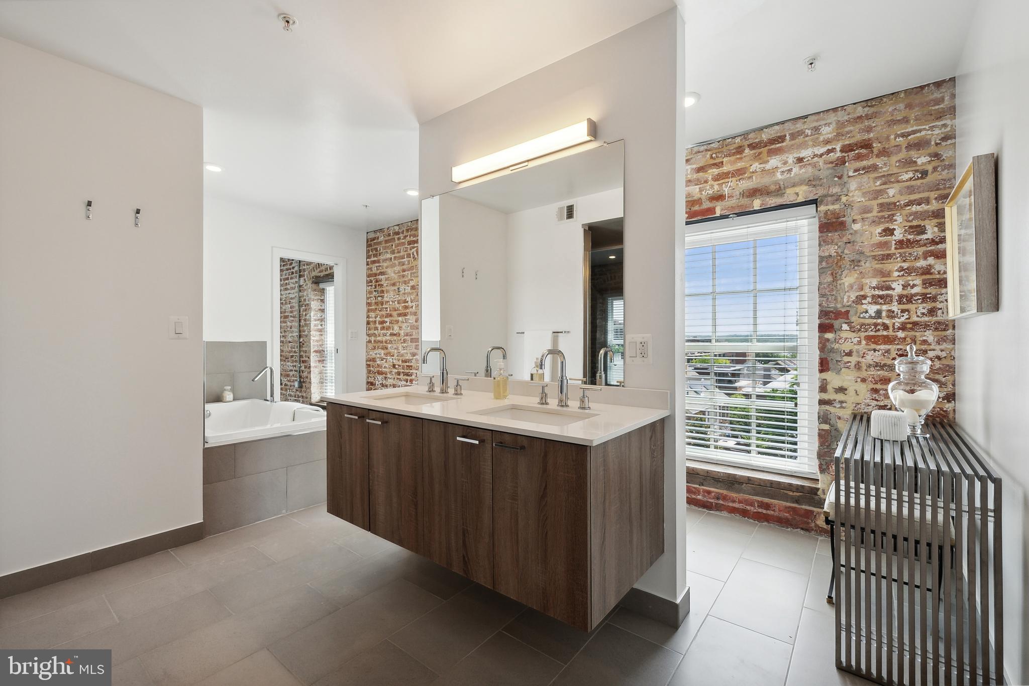 OLD TOWN ALEXANDRIA - Residential