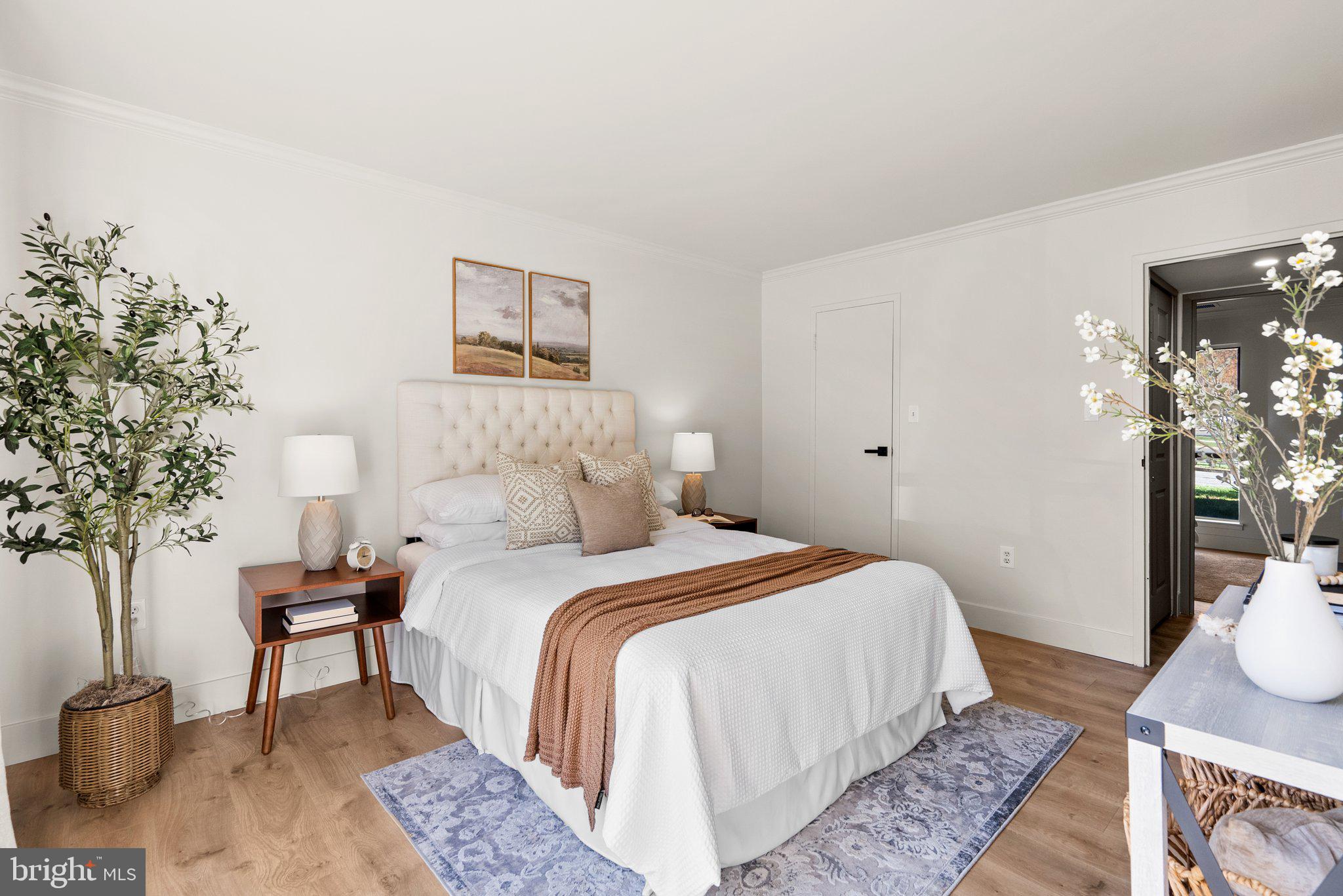 CAMELBACK VILLAGE - Residential