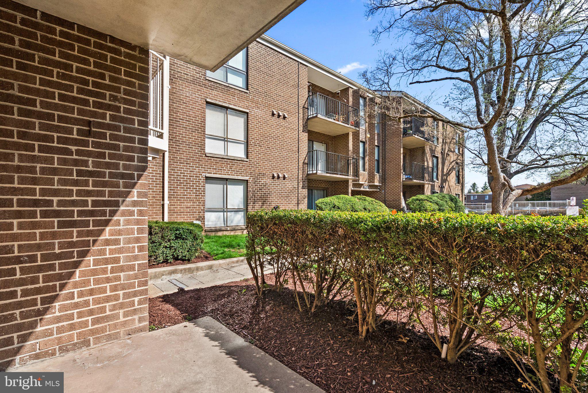 CAMELBACK VILLAGE - Residential