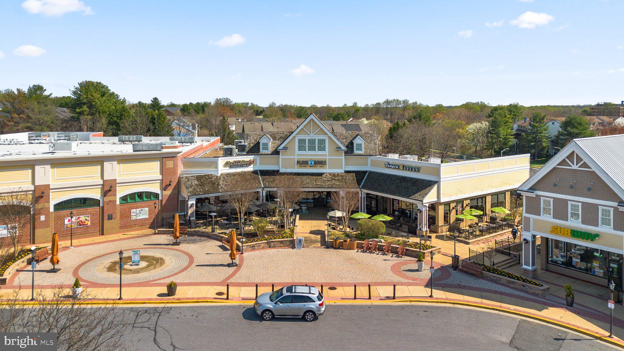 CAMELBACK VILLAGE - Residential