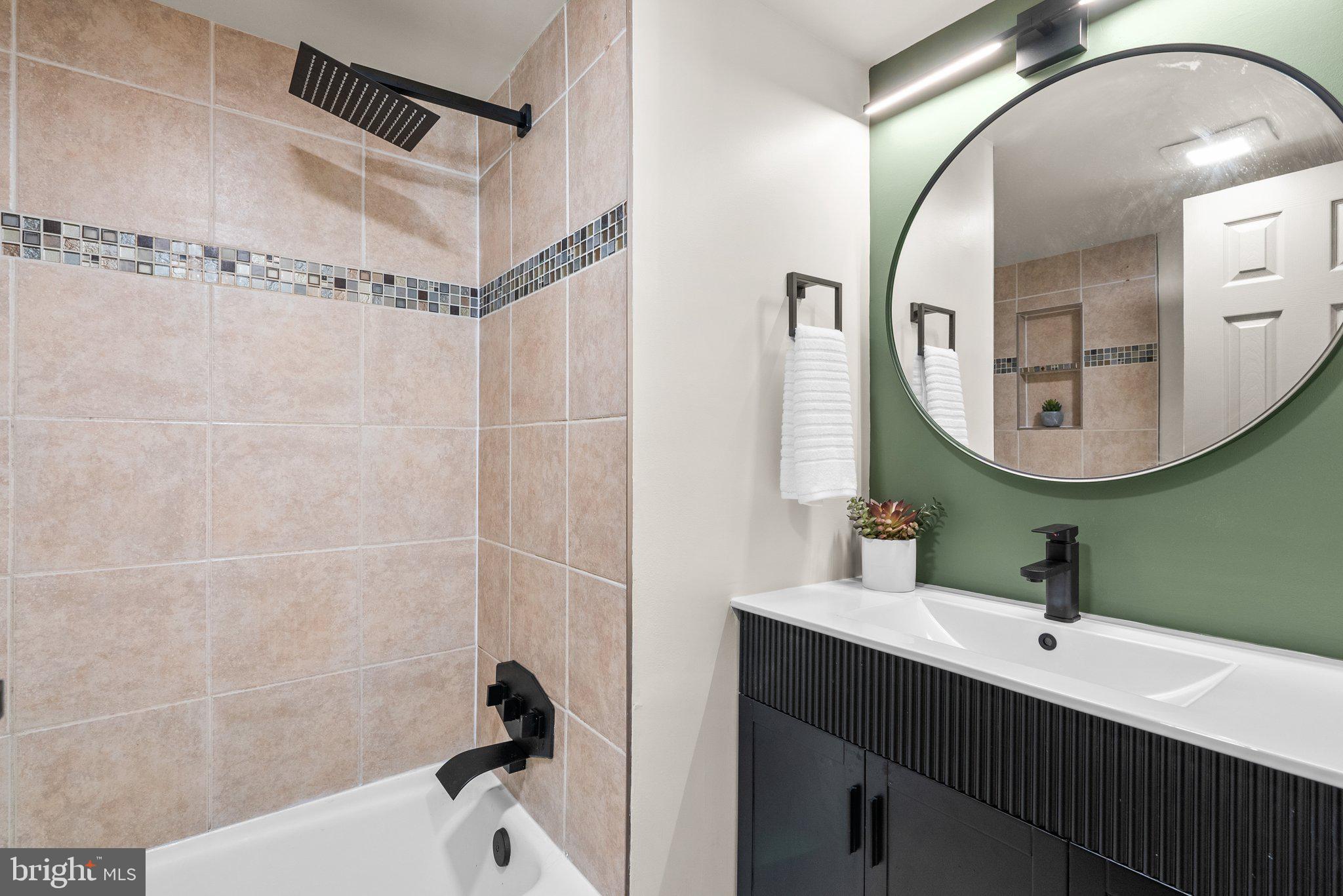 CAMELBACK VILLAGE - Residential