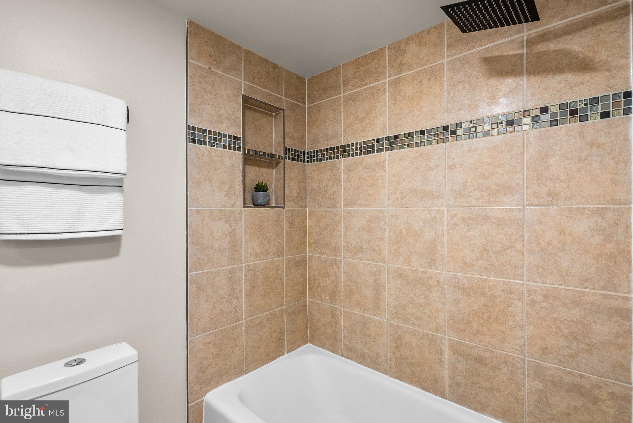 CAMELBACK VILLAGE - Residential