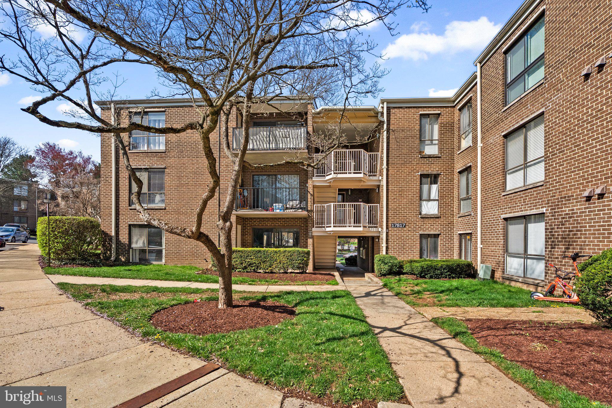CAMELBACK VILLAGE - Residential