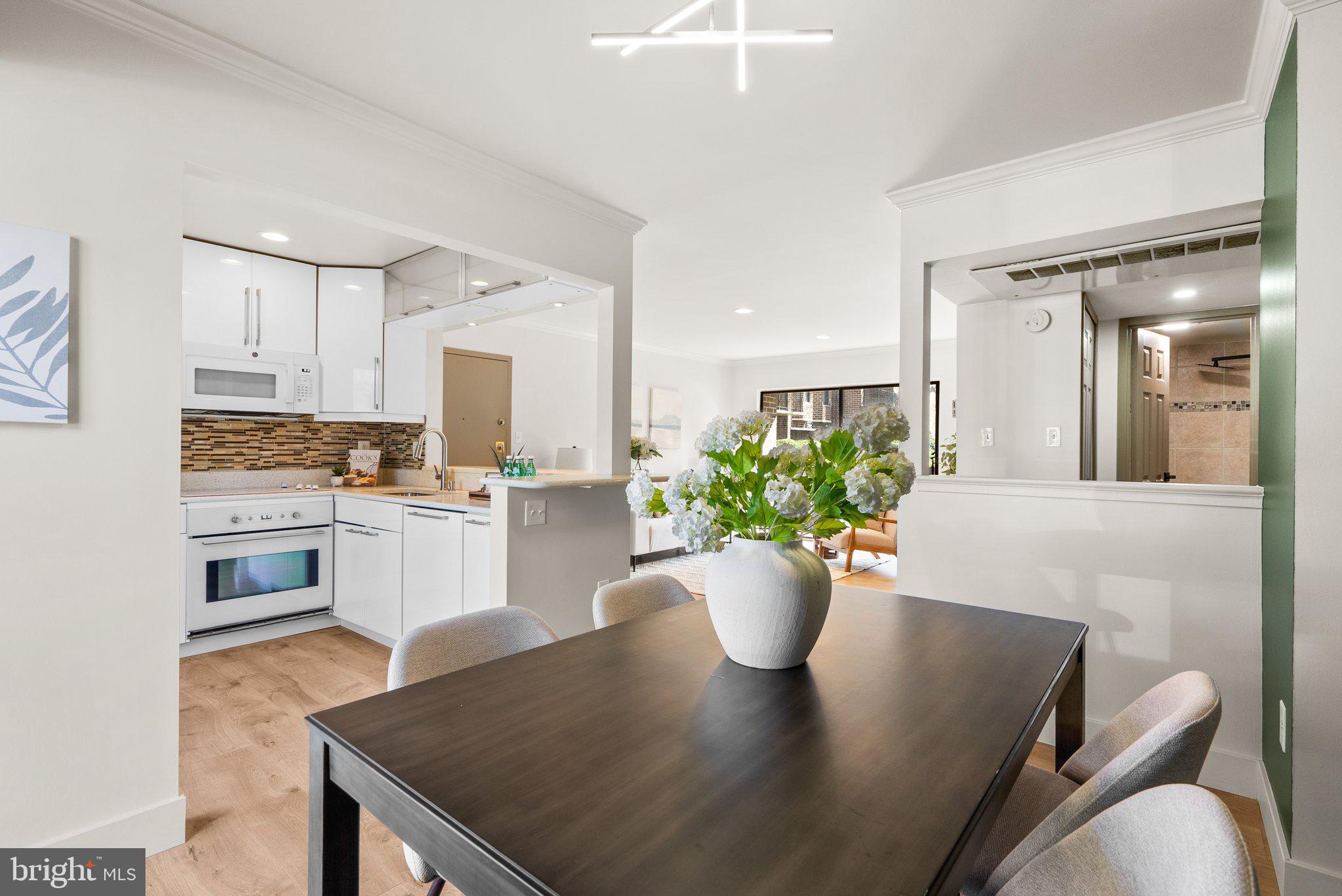 CAMELBACK VILLAGE - Residential