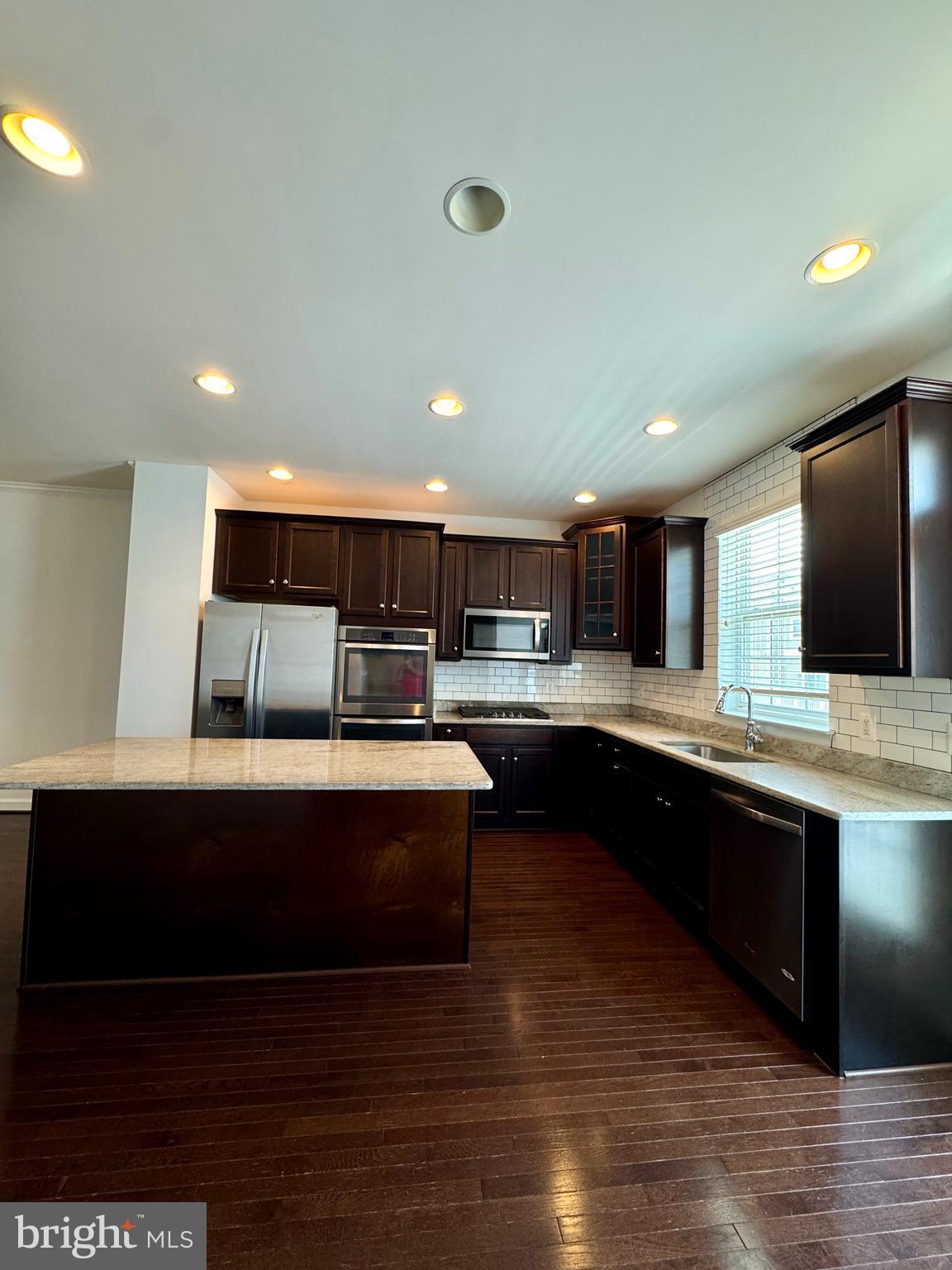 22885 EILEEN SQUARE