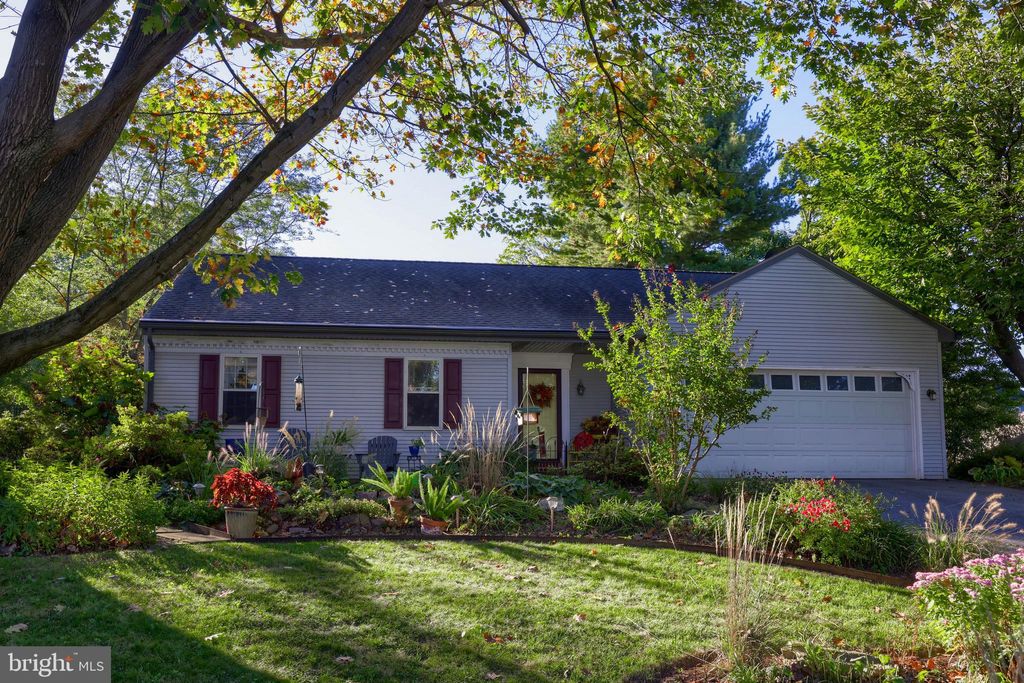 Photo of 1829 Amity Drive, Lancaster, PA 17601 (MLS # PALA2059174)