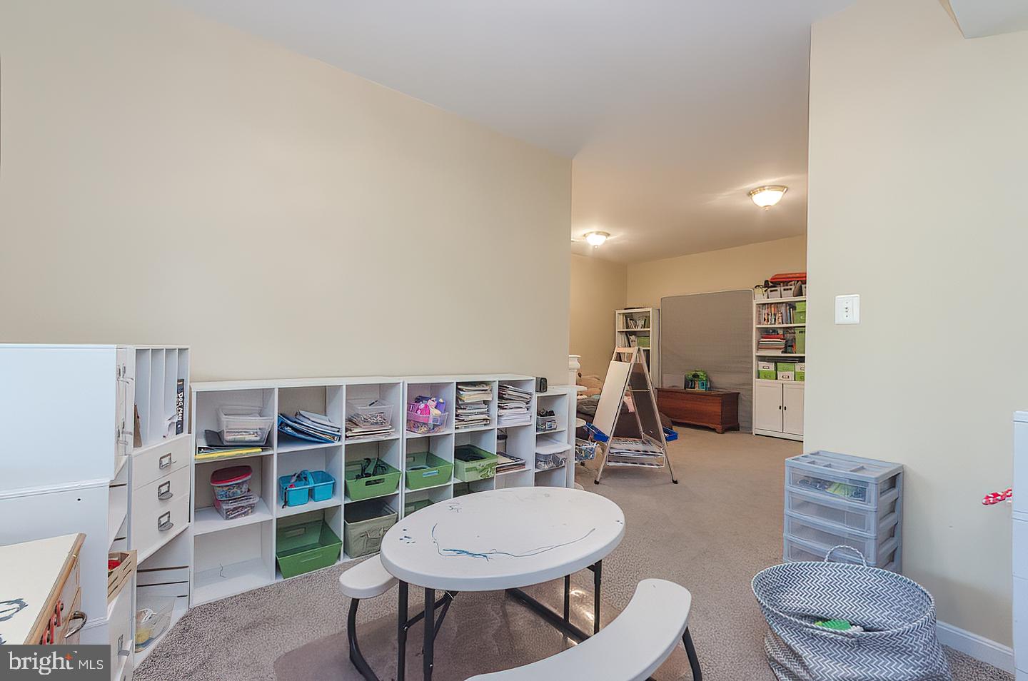 COLONIAL HILLS - Residential