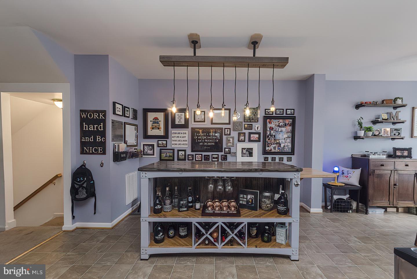 COLONIAL HILLS - Residential