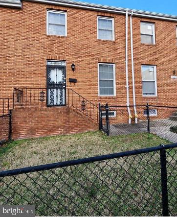 ******** FULLY RENOVATED: FRESH PAINTS: UPDATED FLOORS, KITCHEN AND BATHS*********
2 Story Townhouse located in the Johnson Square area of Baltimore City. Residents can enjoy the nearby attractions such as John Hopkins Hospital, Northeast Market, Baltimore Symphony Orchestra, & Mercy Medical Center. East Access to Major Traffic Artery I-83.
