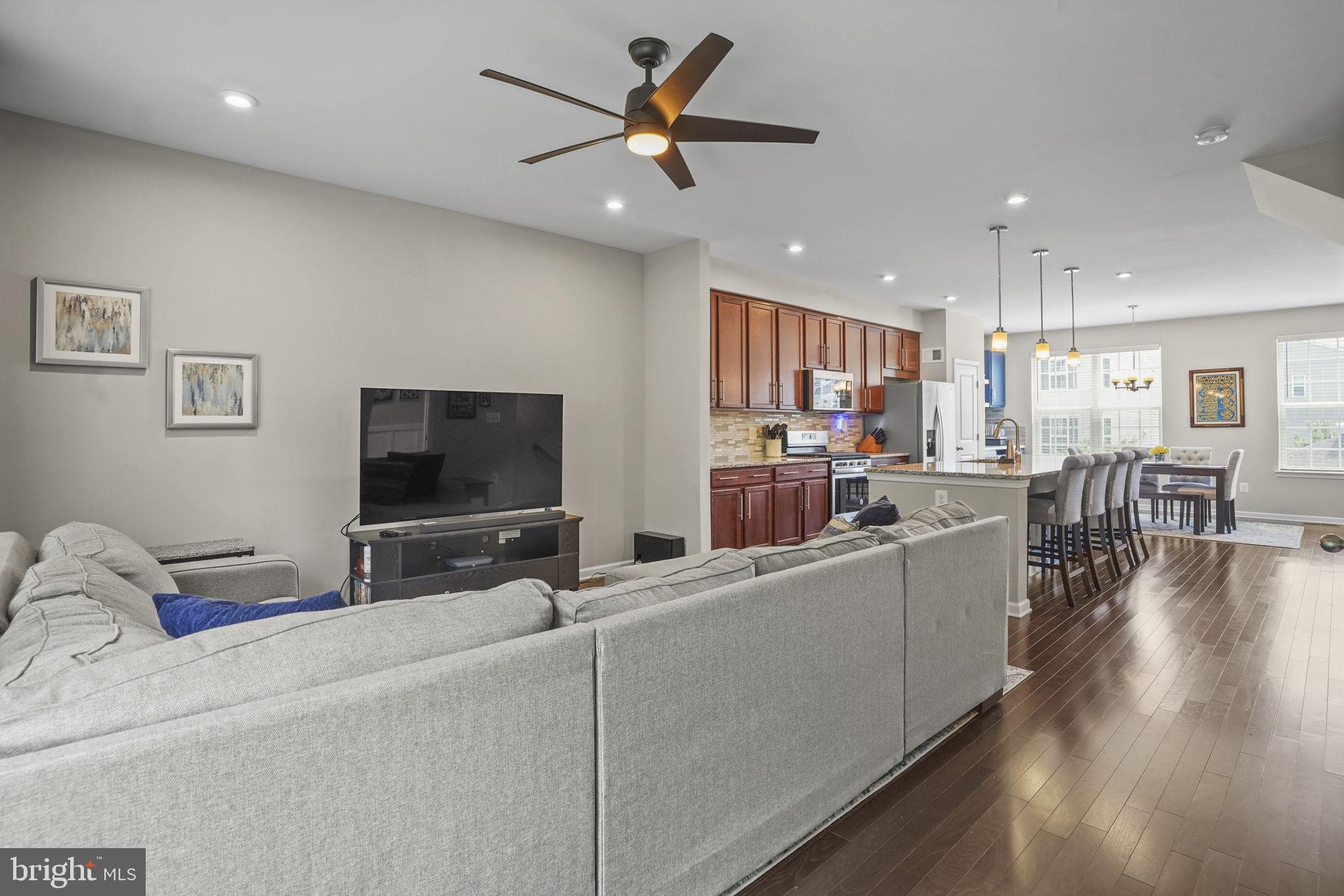 FEATHERSTONE STATION - Residential