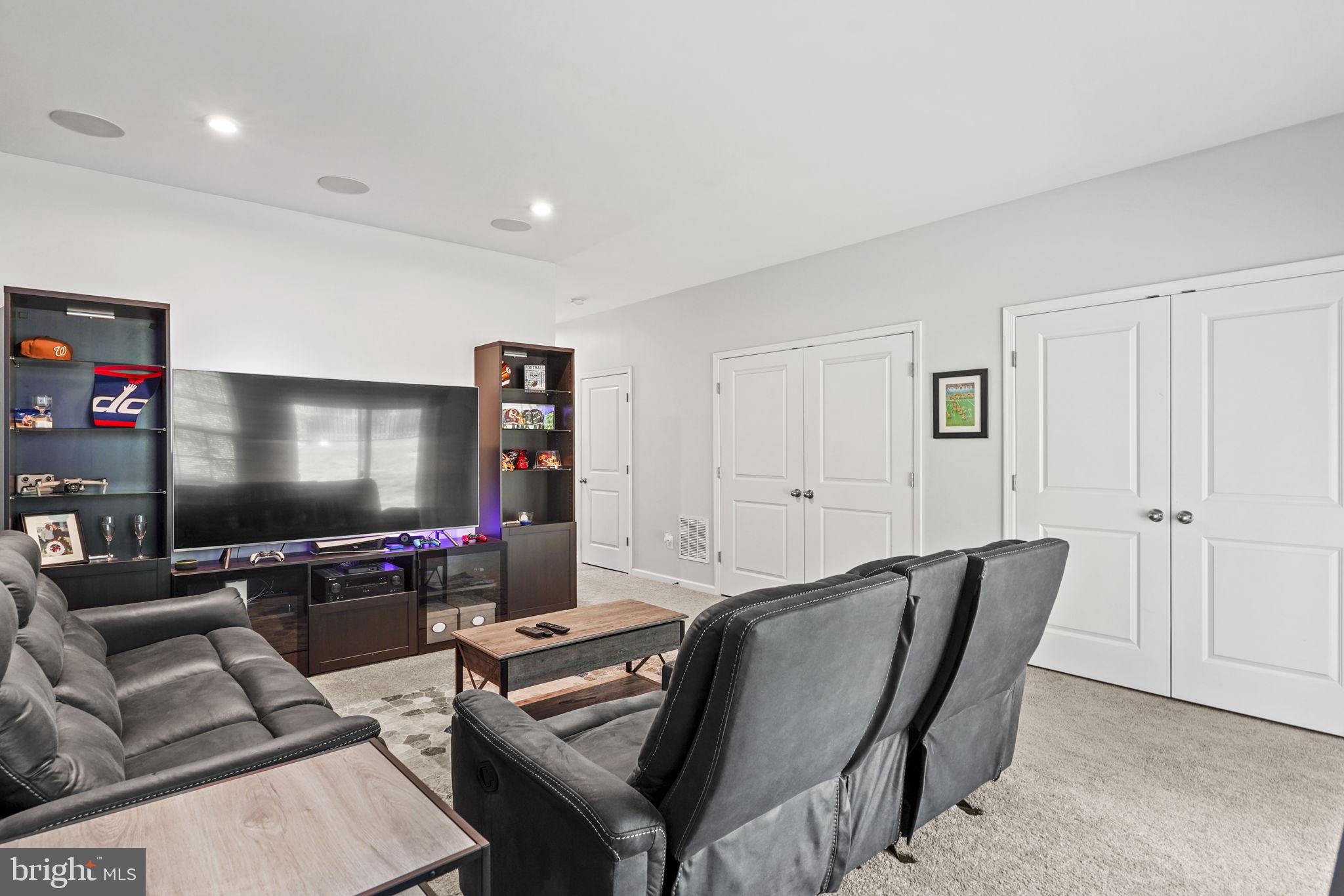 FEATHERSTONE STATION - Residential