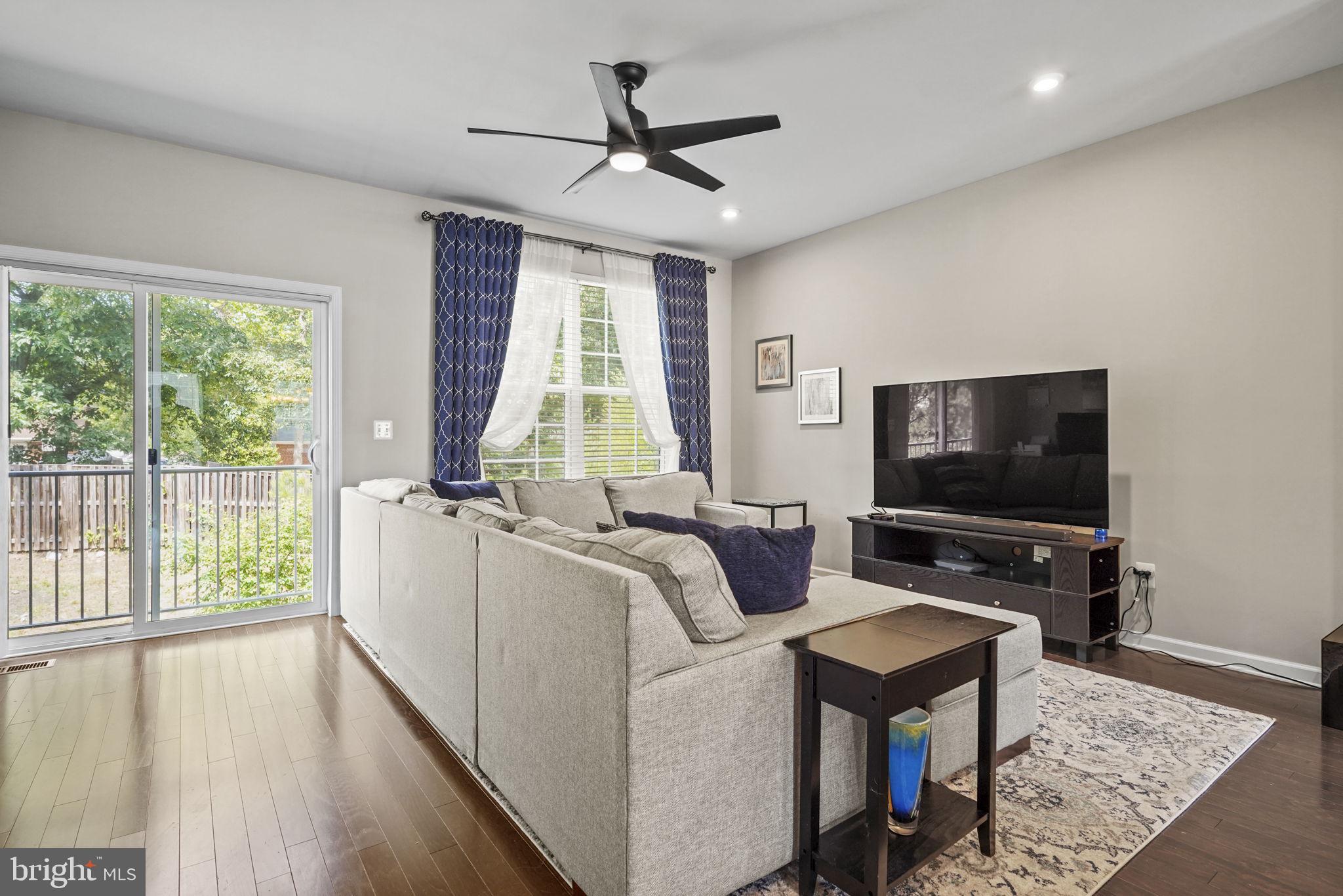 FEATHERSTONE STATION - Residential