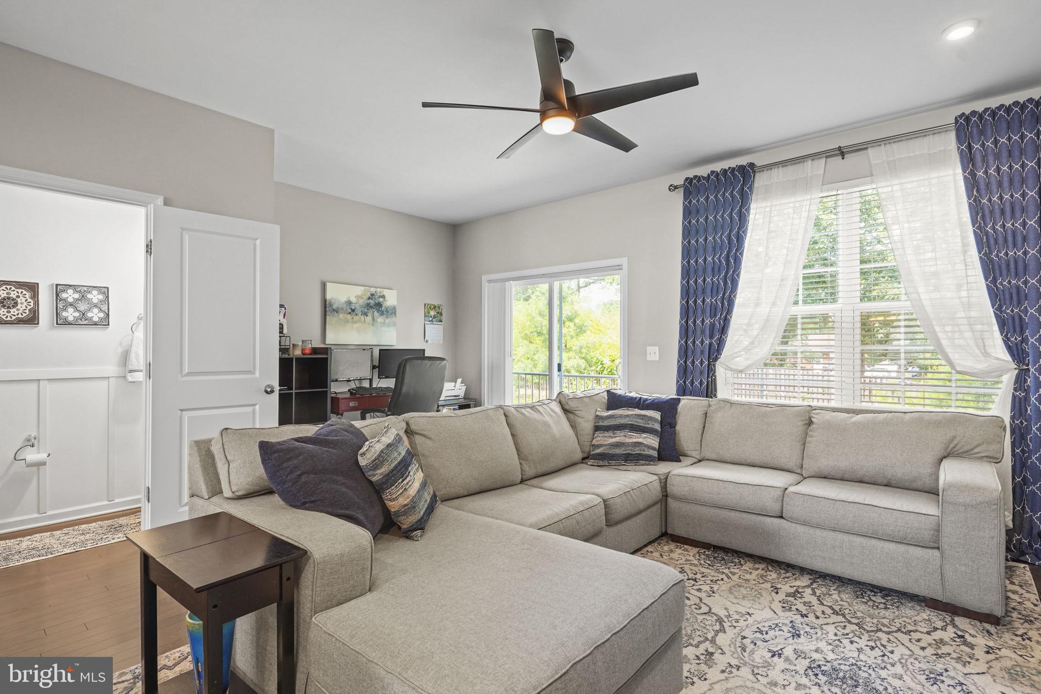 FEATHERSTONE STATION - Residential