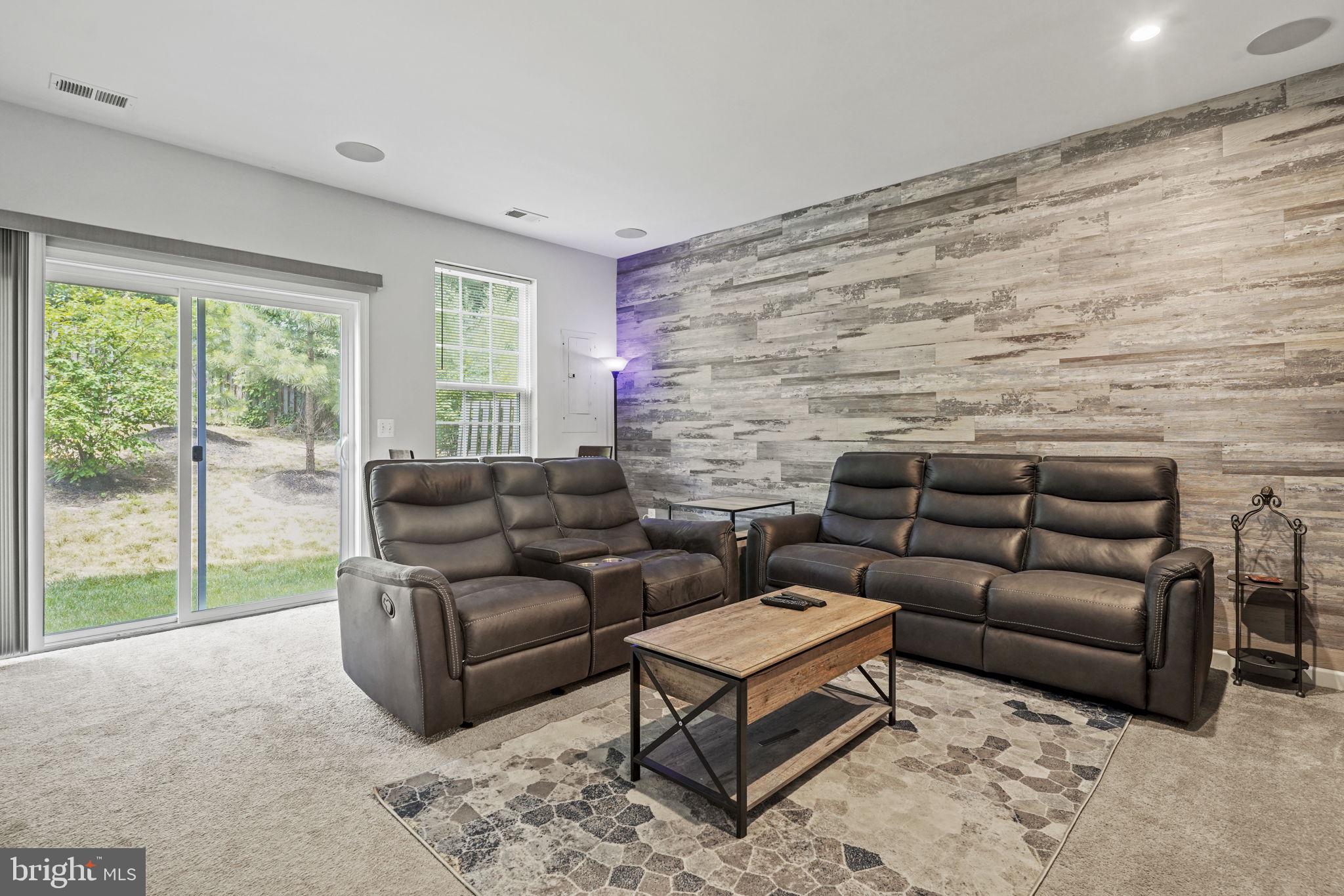 FEATHERSTONE STATION - Residential