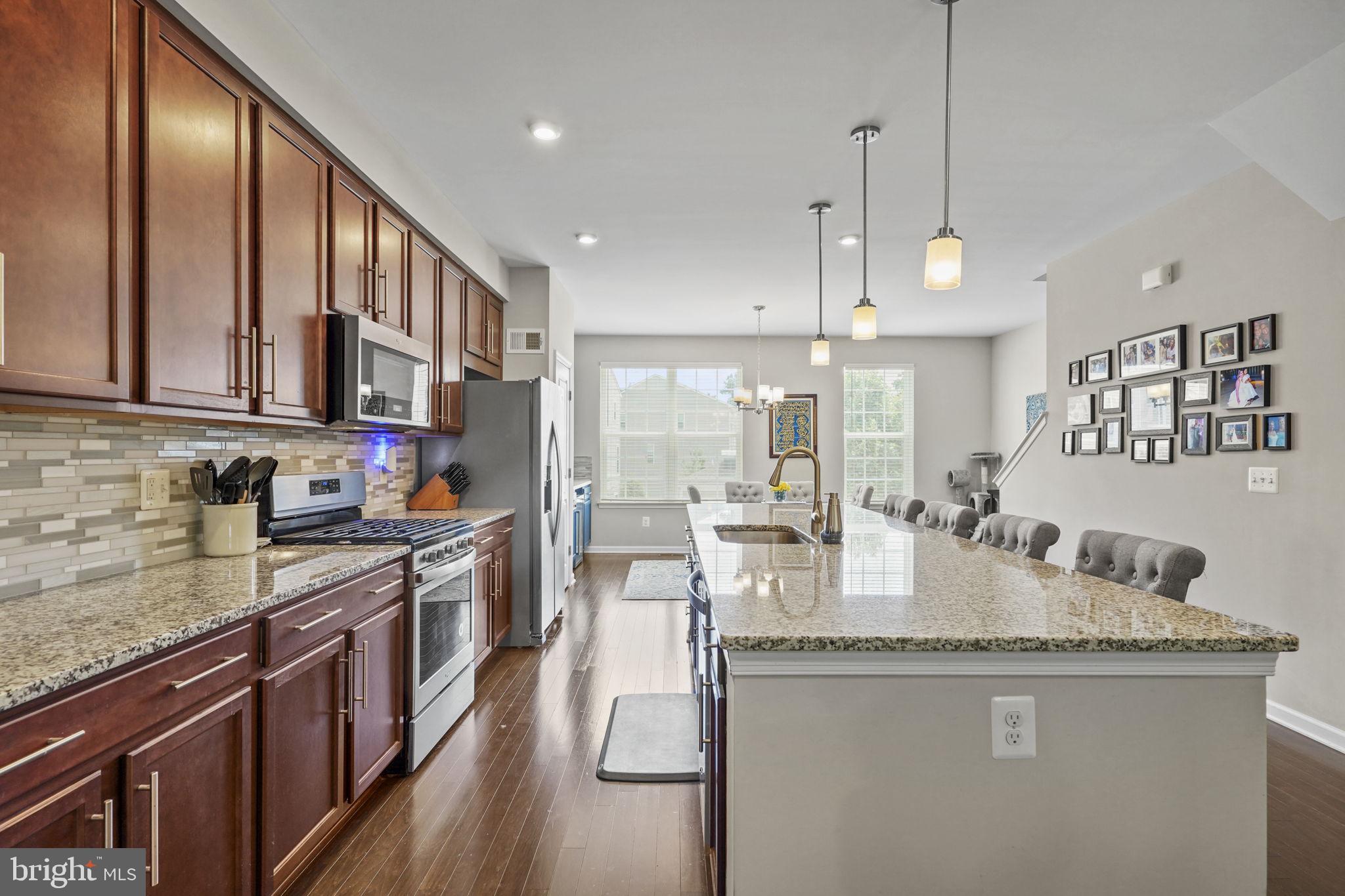 FEATHERSTONE STATION - Residential