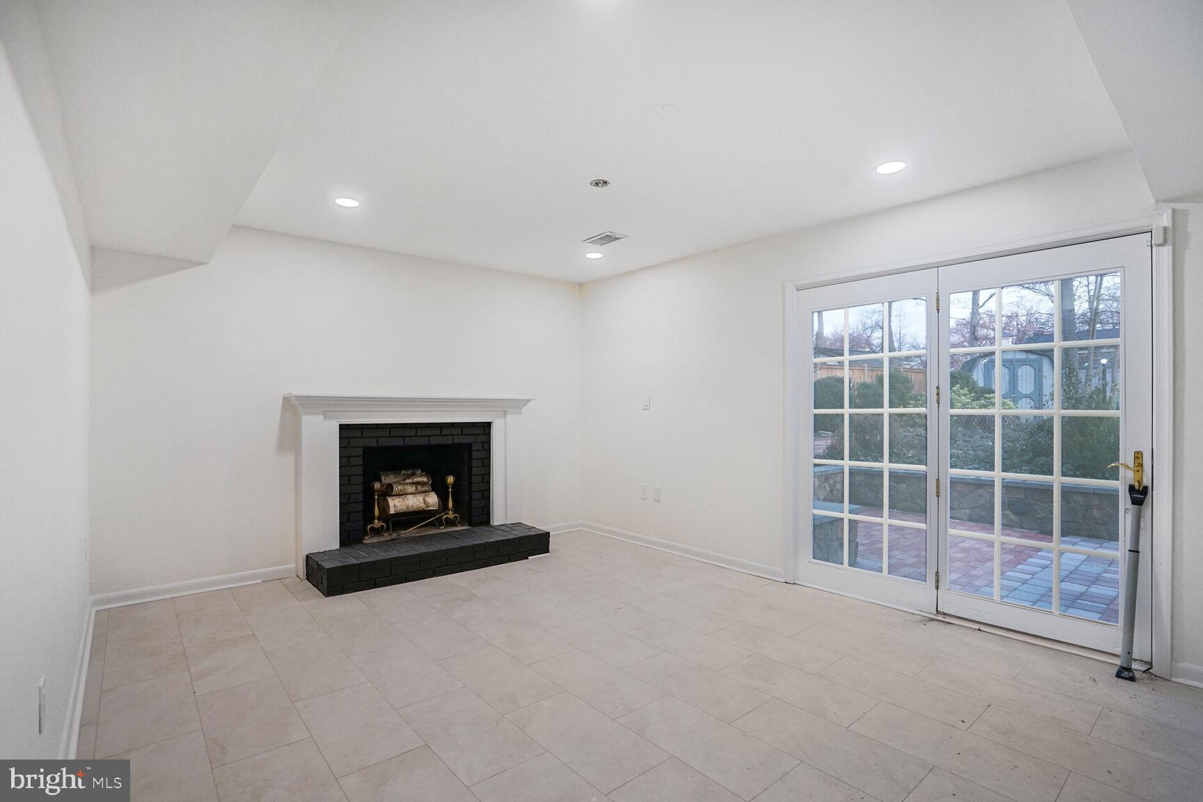 RIVERSIDE ESTATES - Residential