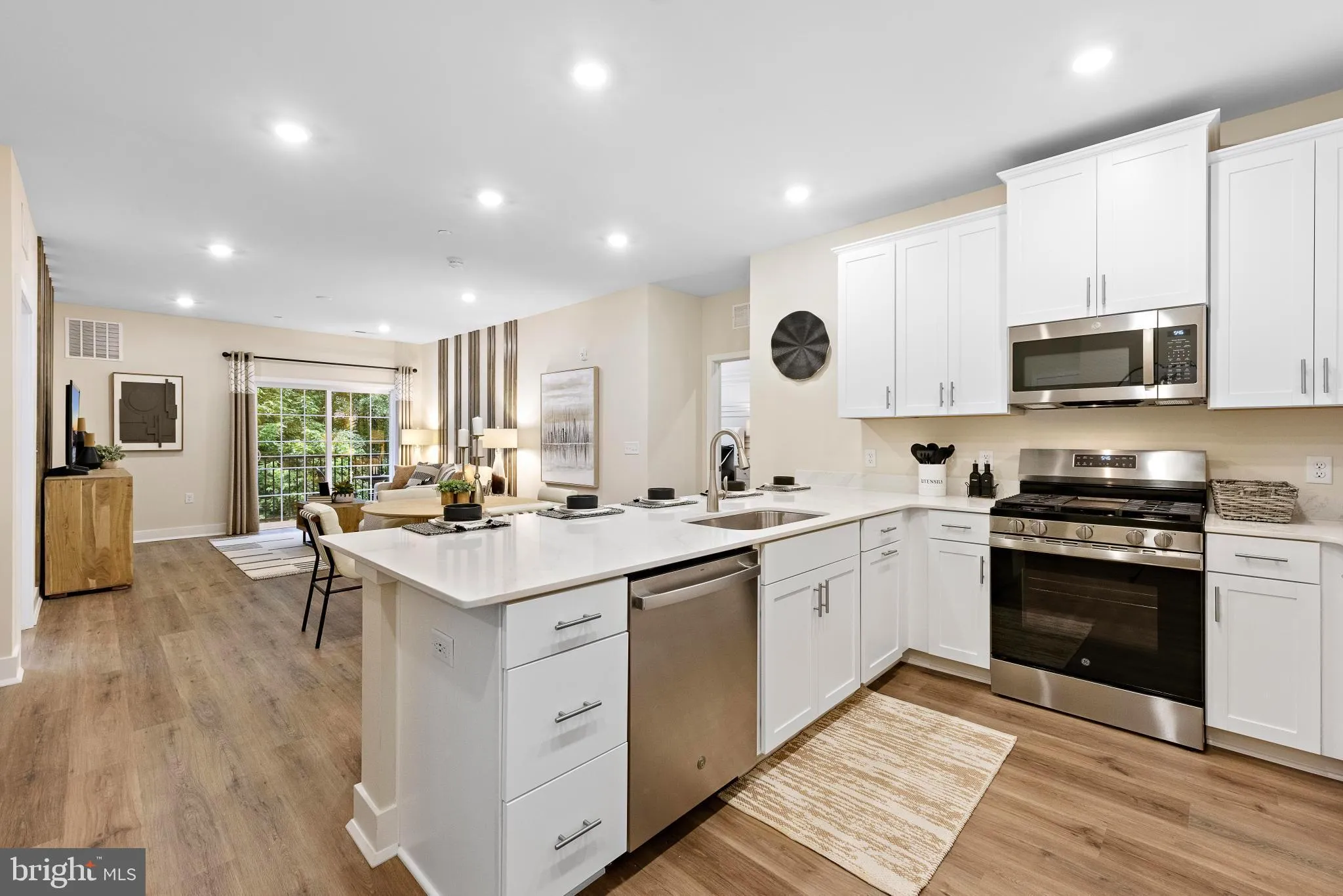 Monroe Township, New Jersey 08831, United States, 2 Bedrooms Bedrooms, ,2 BathroomsBathrooms,Residential,Active,172171