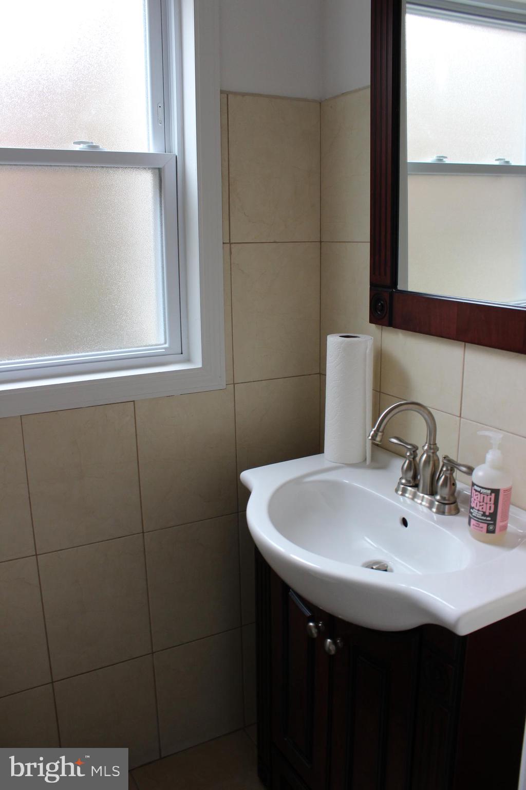 EAST FALLS - Residential Lease