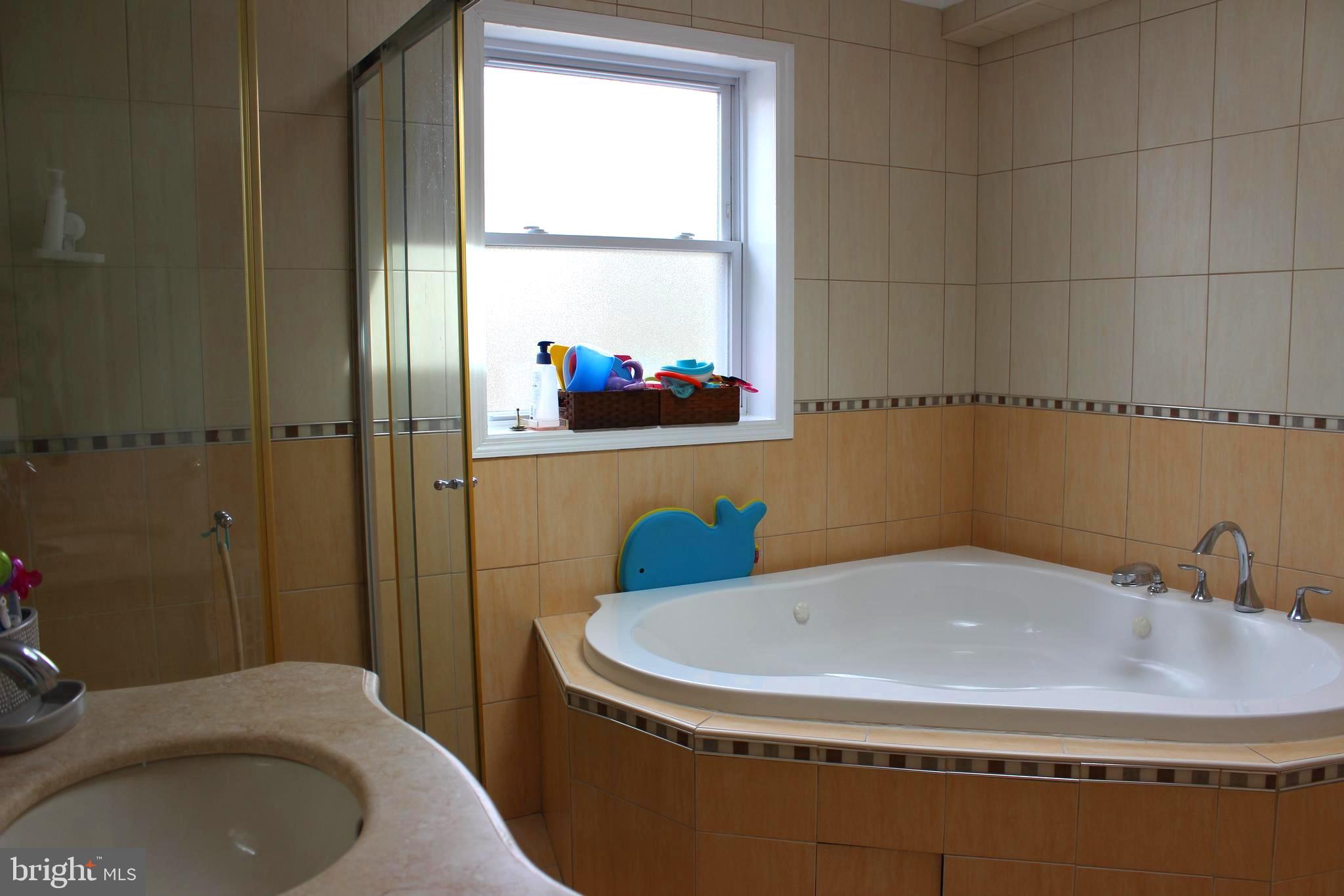 EAST FALLS - Residential Lease