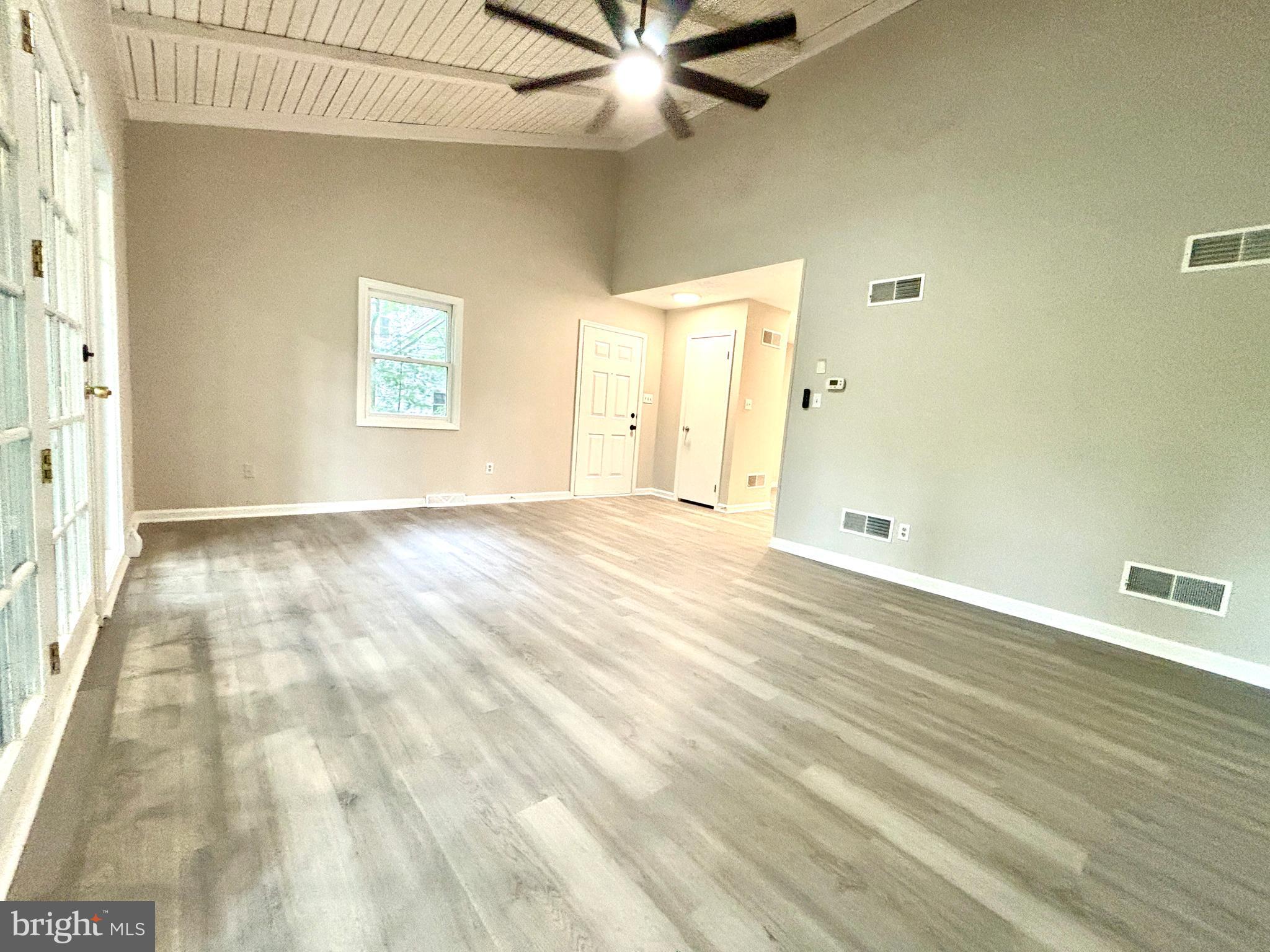 1078 LAKEVIEW DRIVE