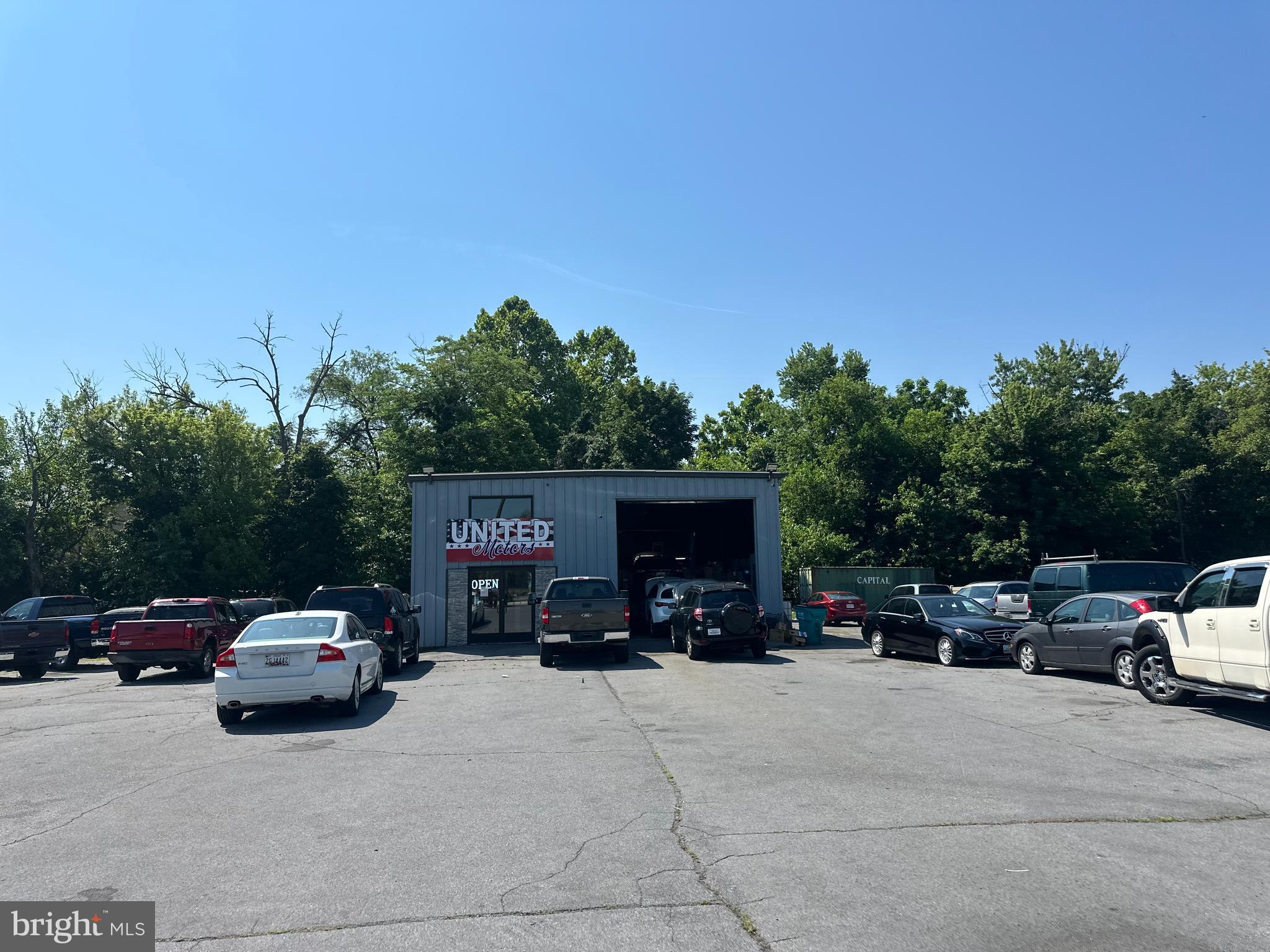 Main image without alt text