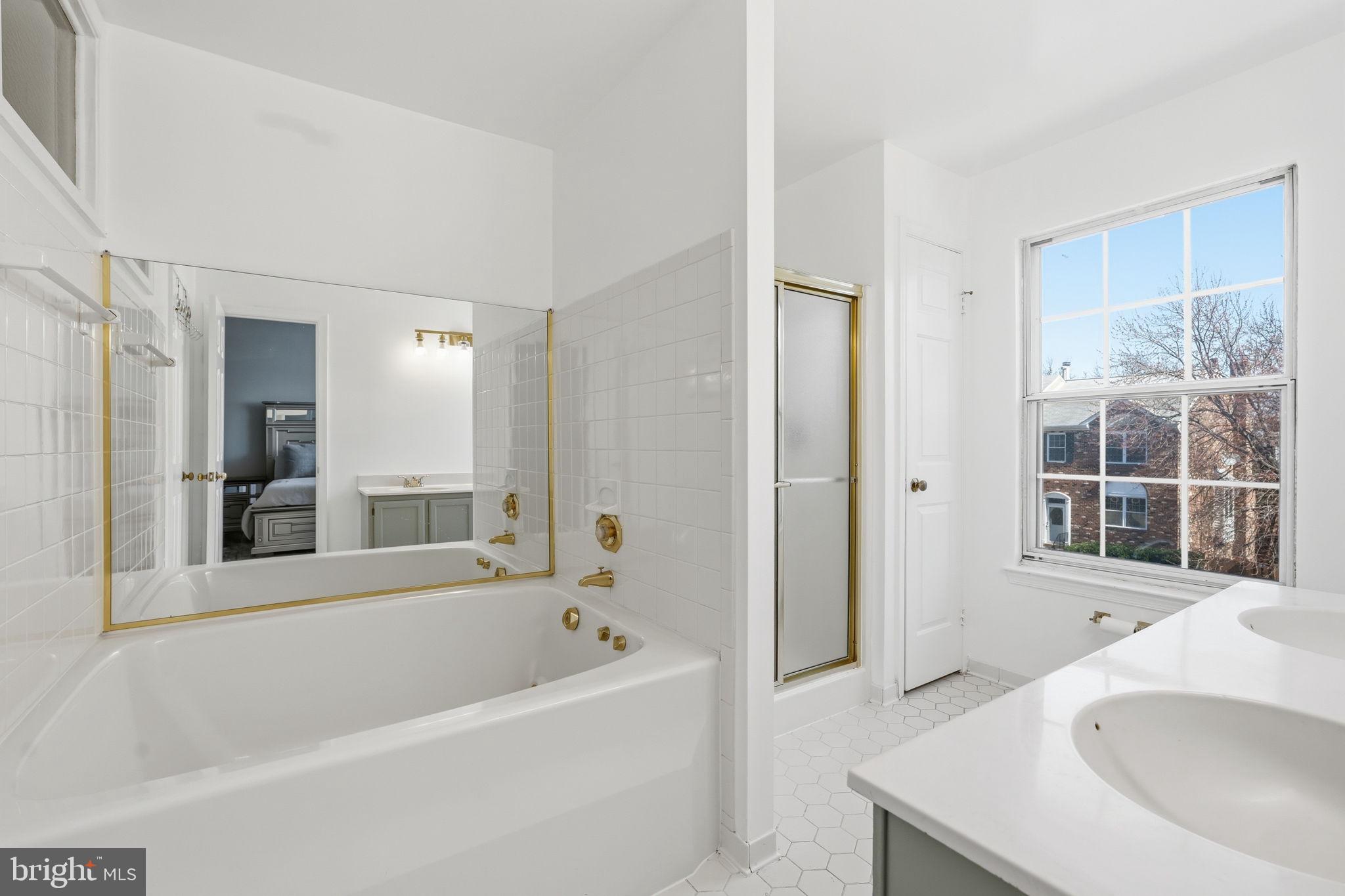 MIRROR RIDGE - Residential