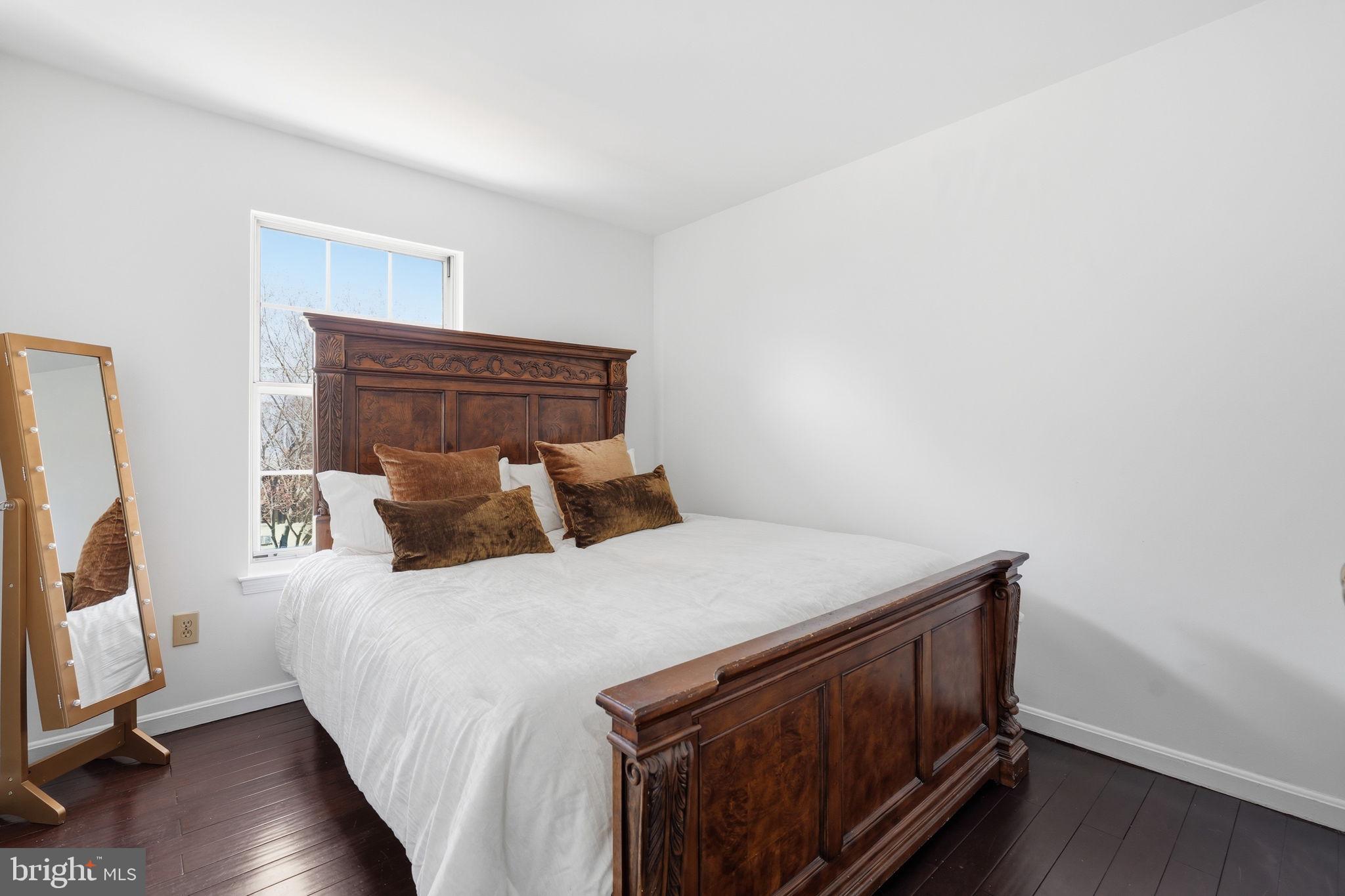 MIRROR RIDGE - Residential