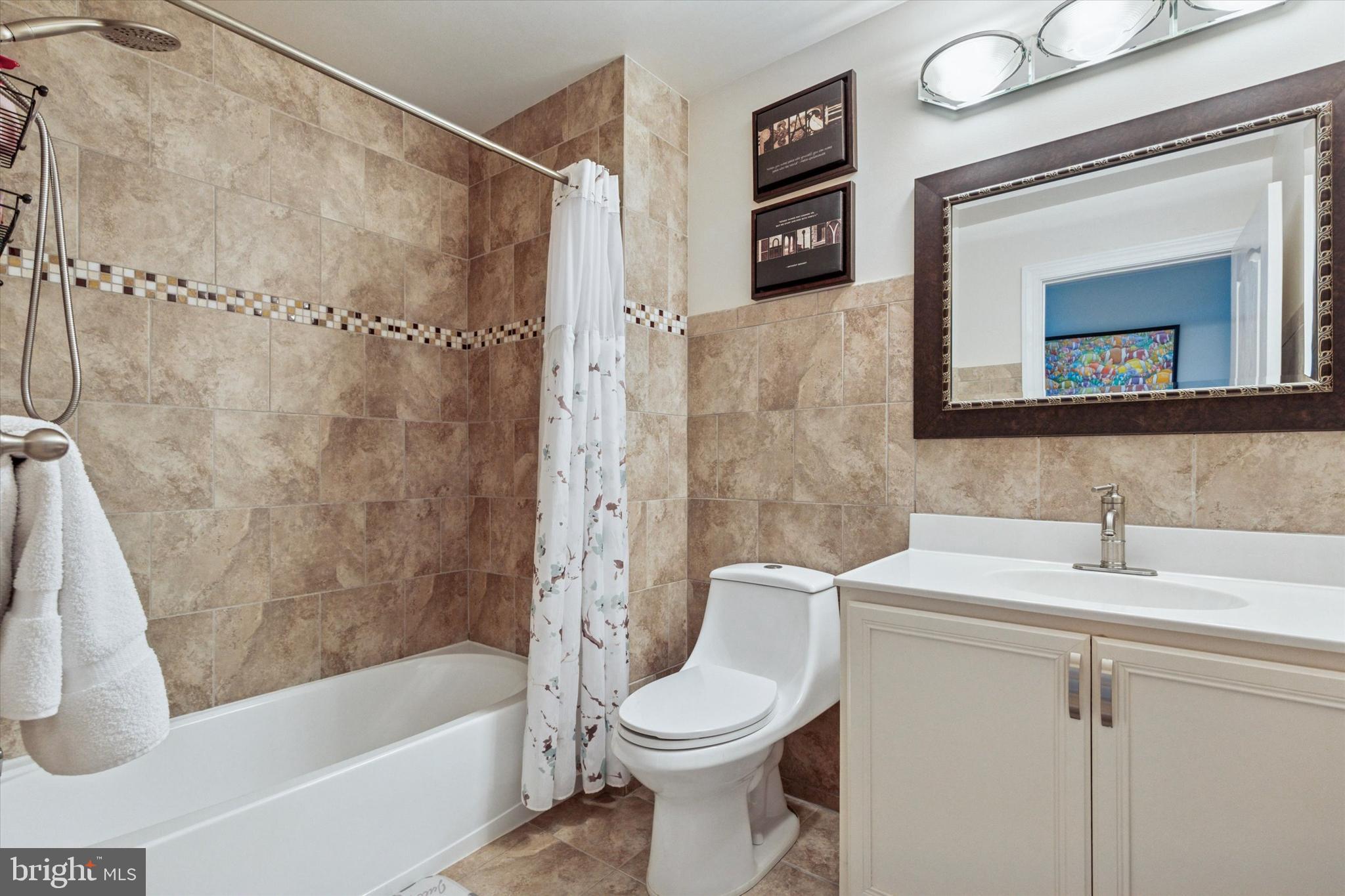 TH AT HERITAGE CNTR - Residential Lease