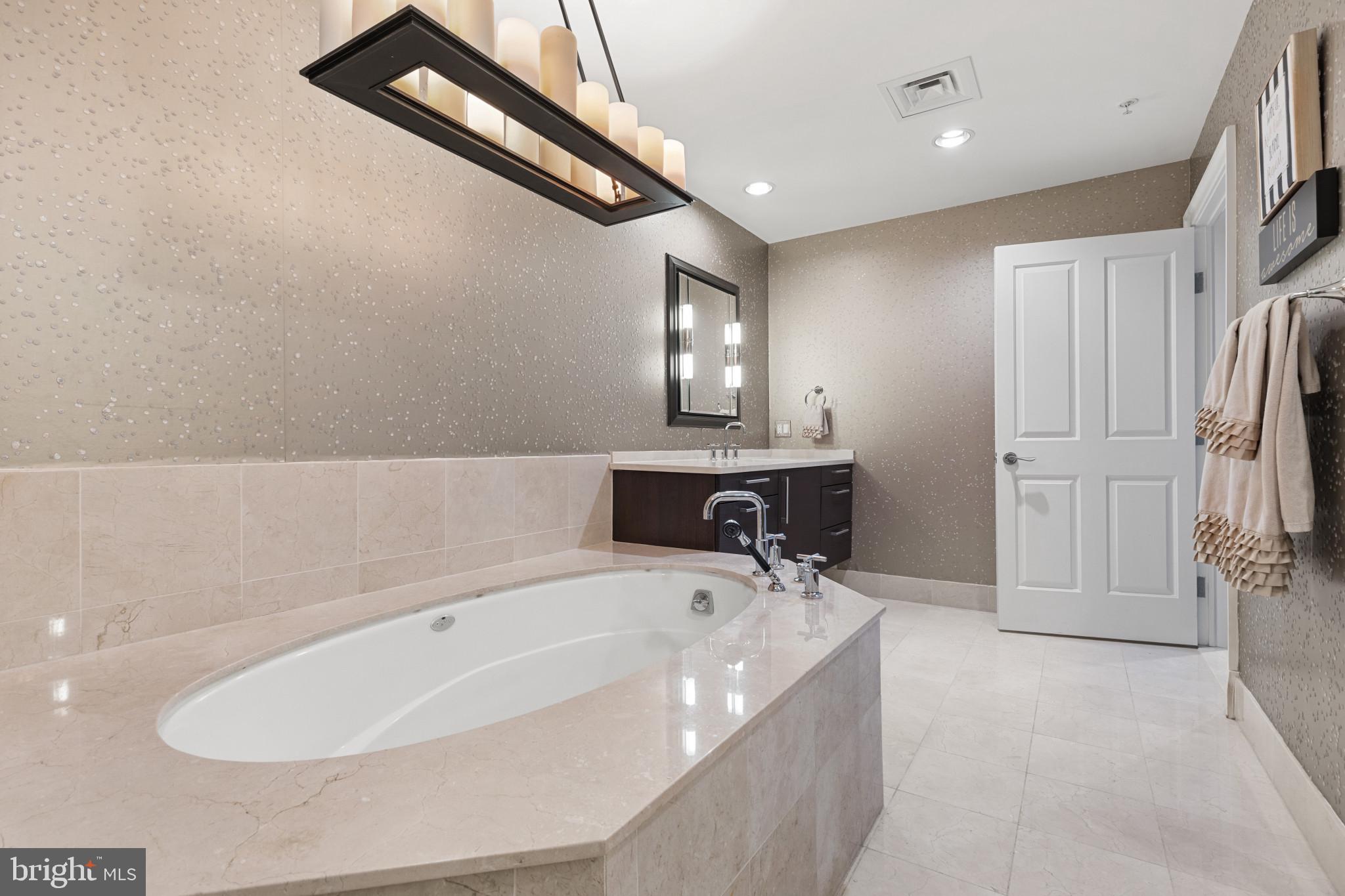 THE RITZ-CARLTON RESIDENCES - Residential