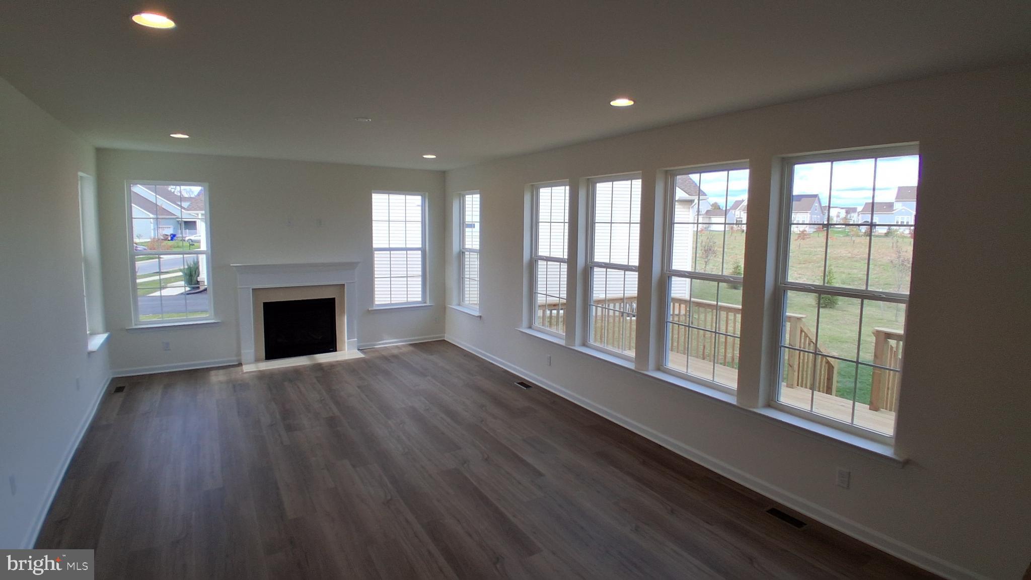 1736 LORD TENNYSON PLACE