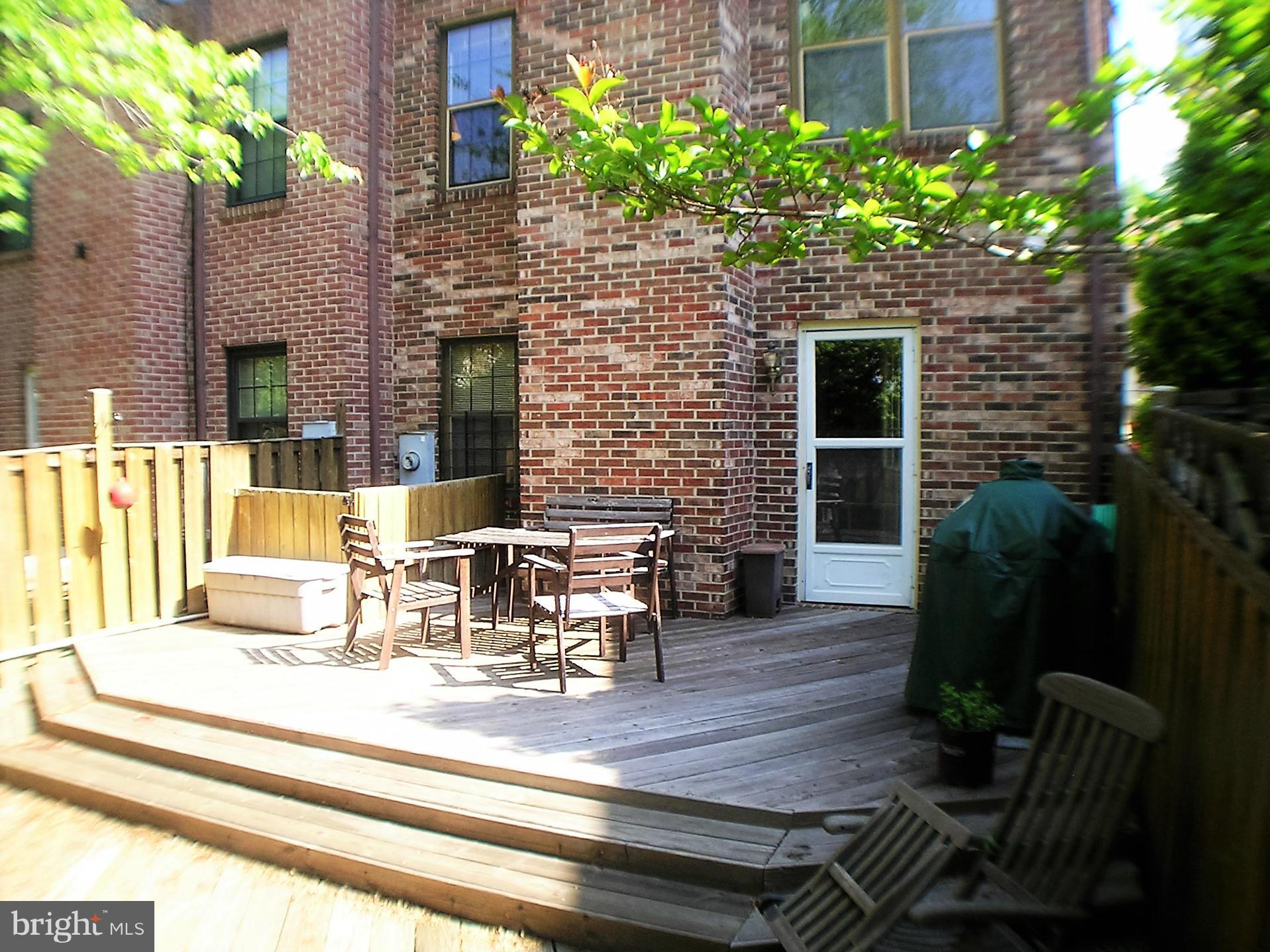 HOLLAND TOWNE - Residential Lease