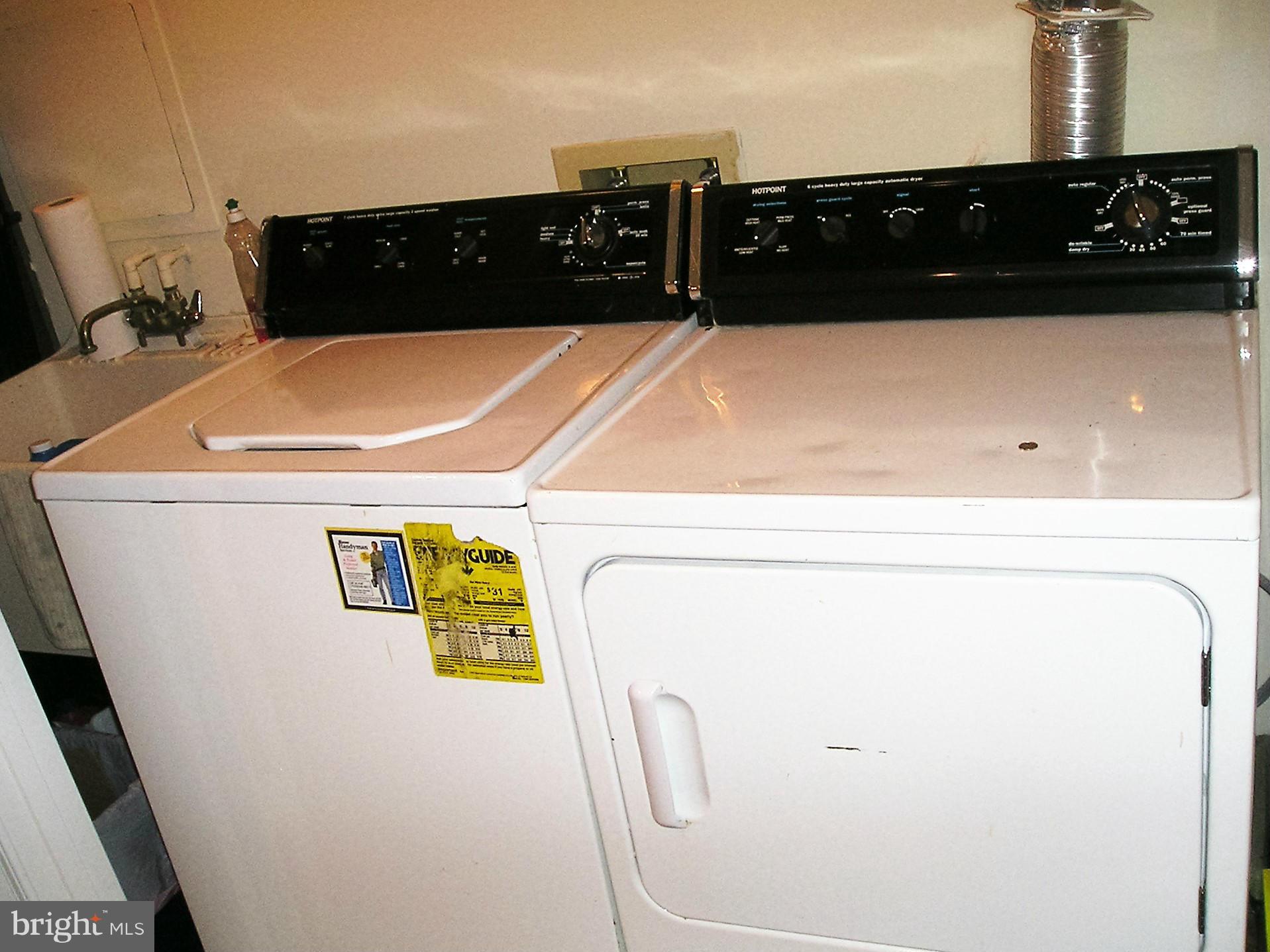 HOLLAND TOWNE - Residential Lease